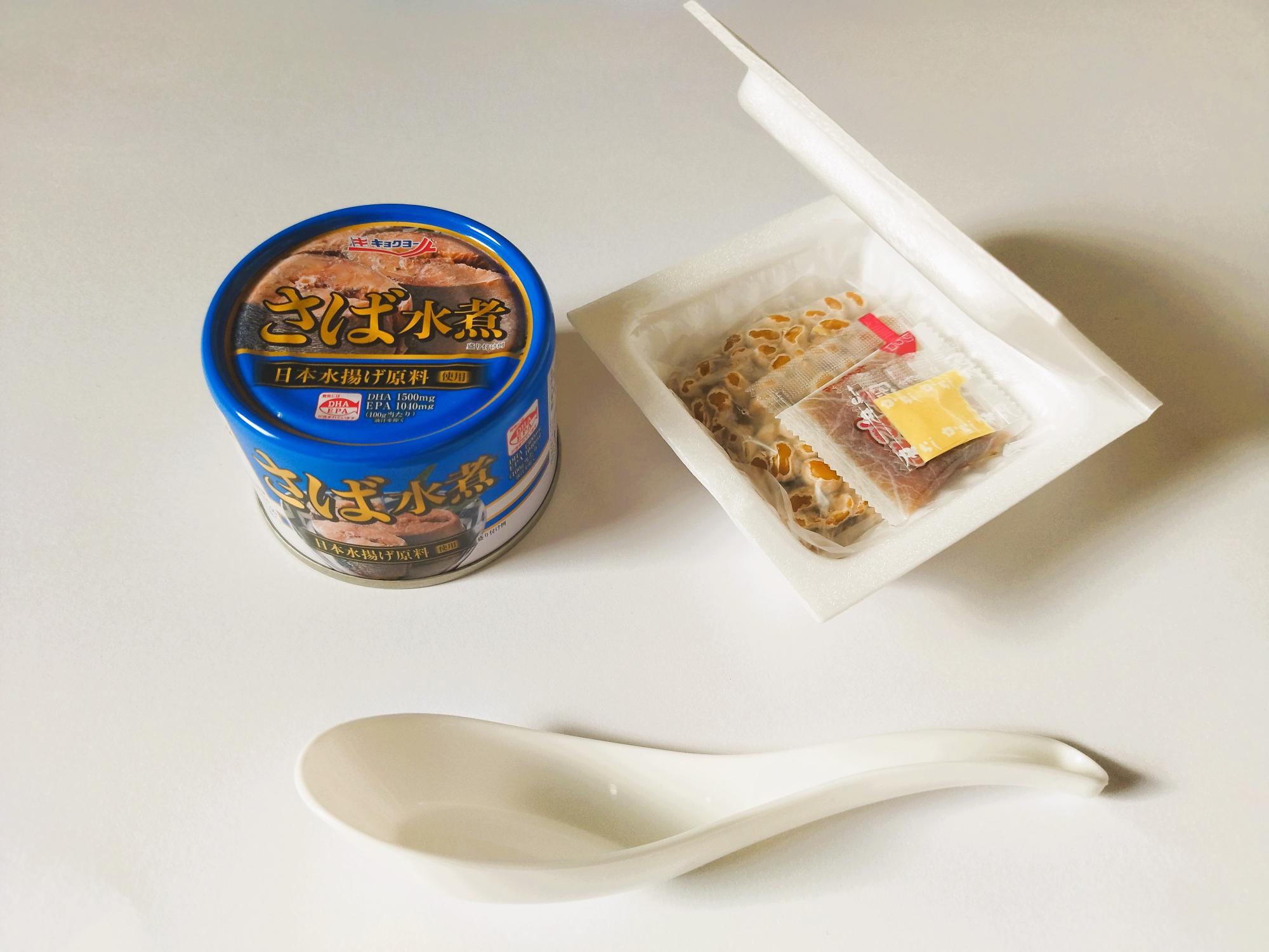 レンゲを使って具材と麺を一緒に食べるのもおいしいですよ。