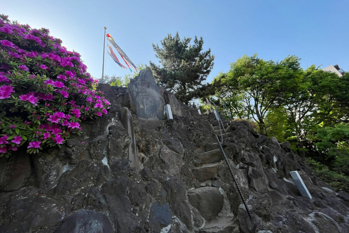 品川富士の六合目からの頂上を見上げる
