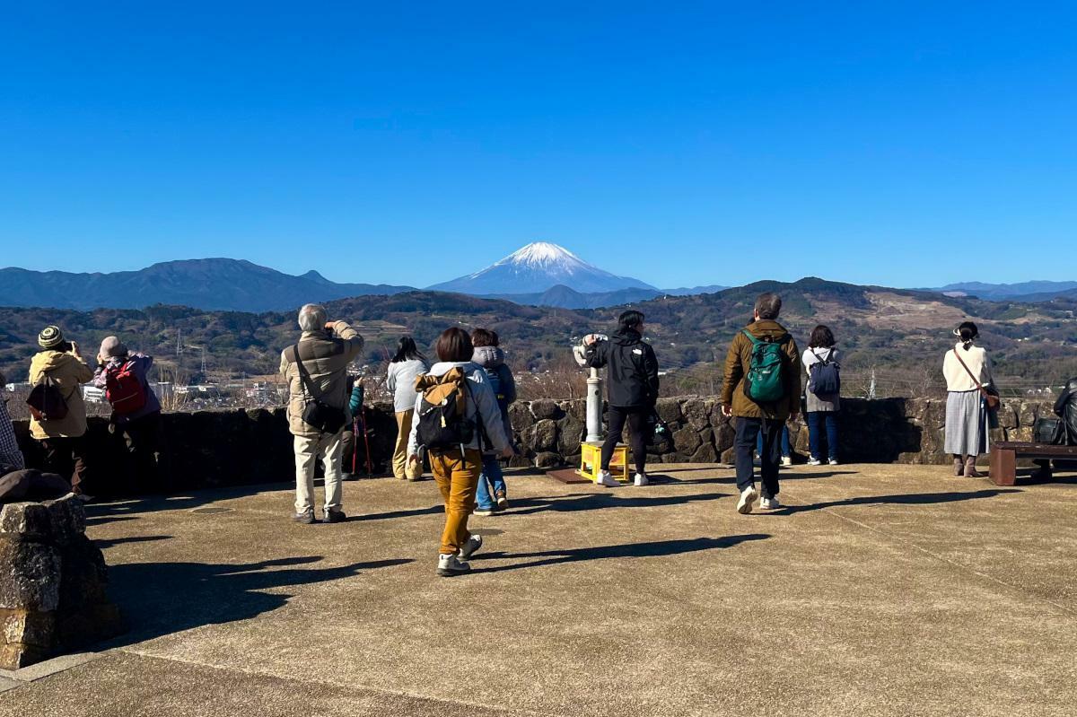 吾妻山公園の山頂からは大きな富士山が見える！