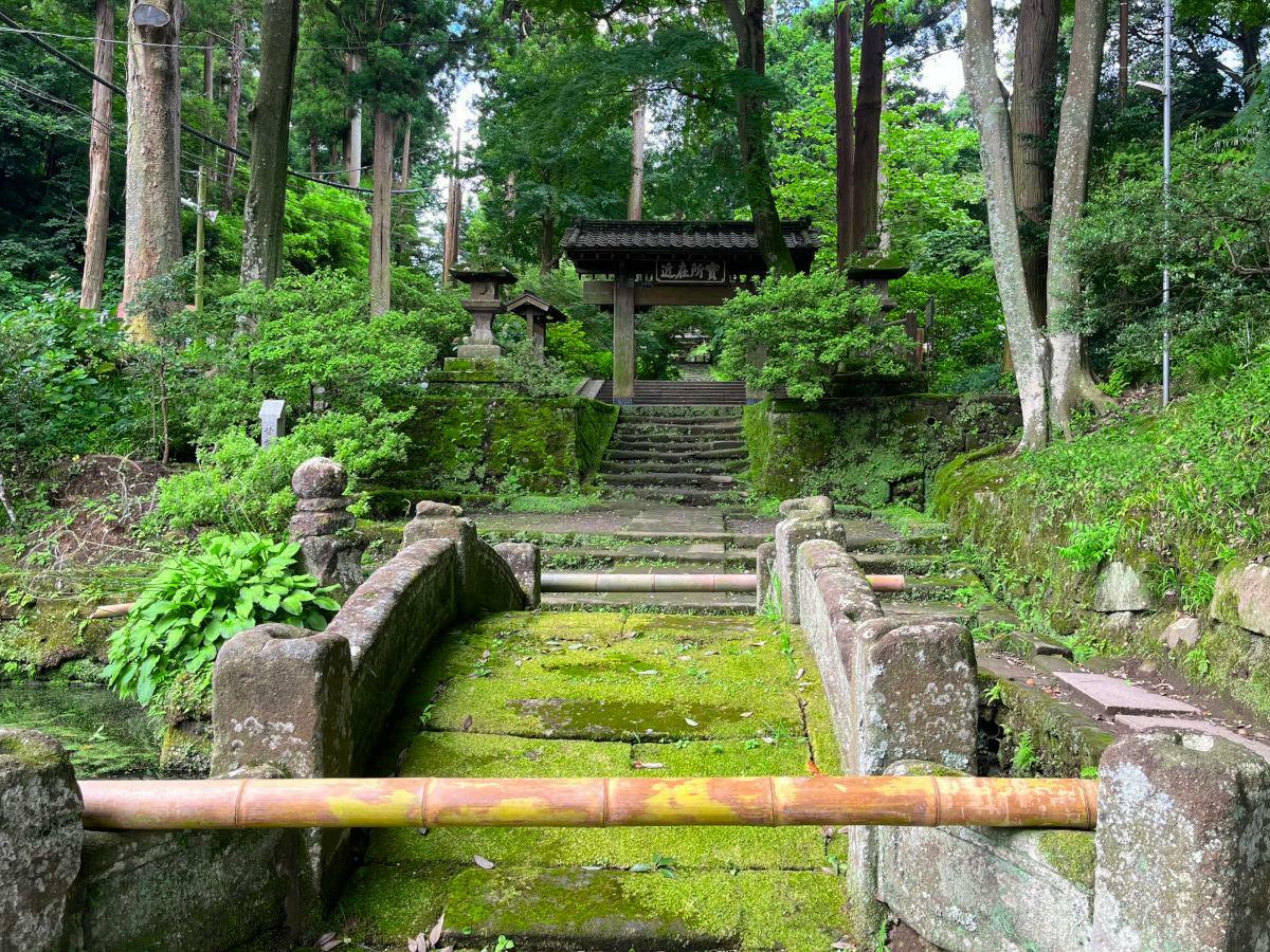 苔むす石橋が美しい