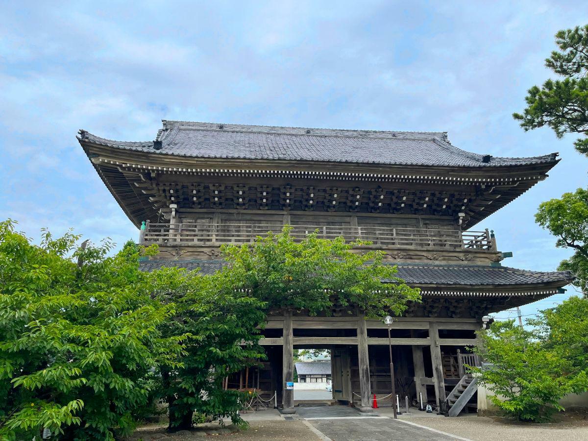 鎌倉最大級の山門