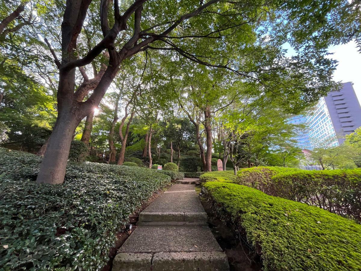 2階の入口から庭園に入ると広がる景色