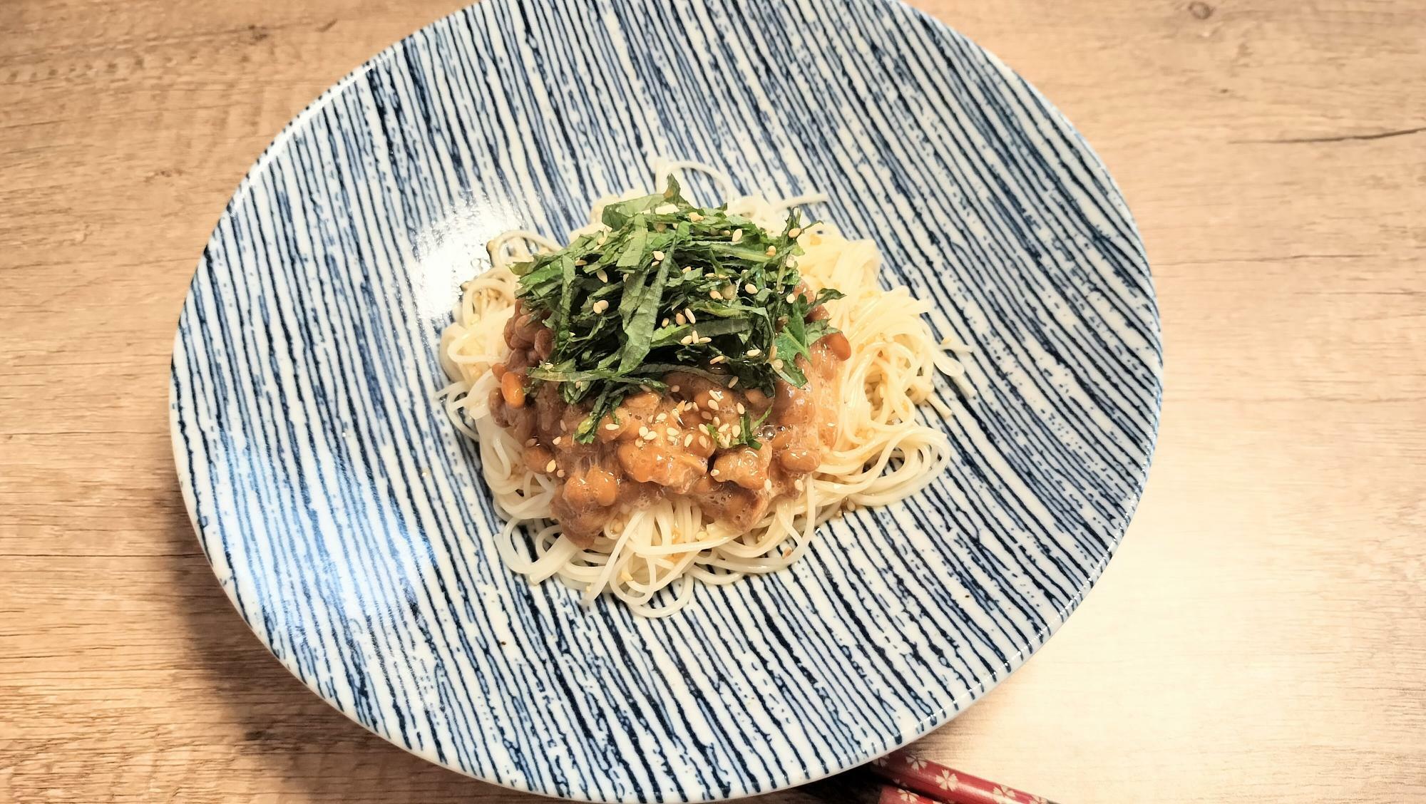 納豆とたっぷりの大葉をのせた和なそうめん