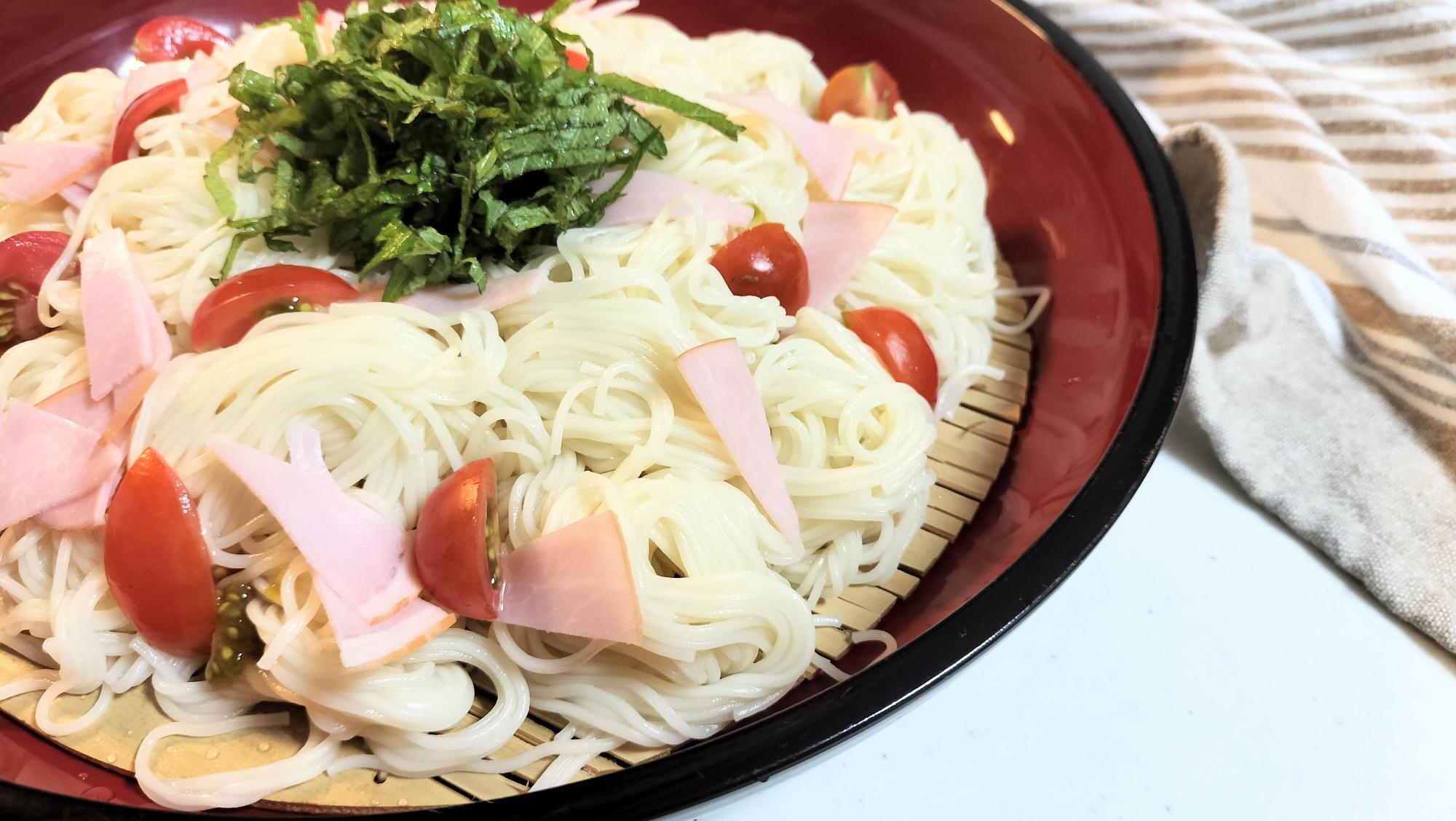 好きな具材を一緒に盛り付ける「ちらしそうめん」