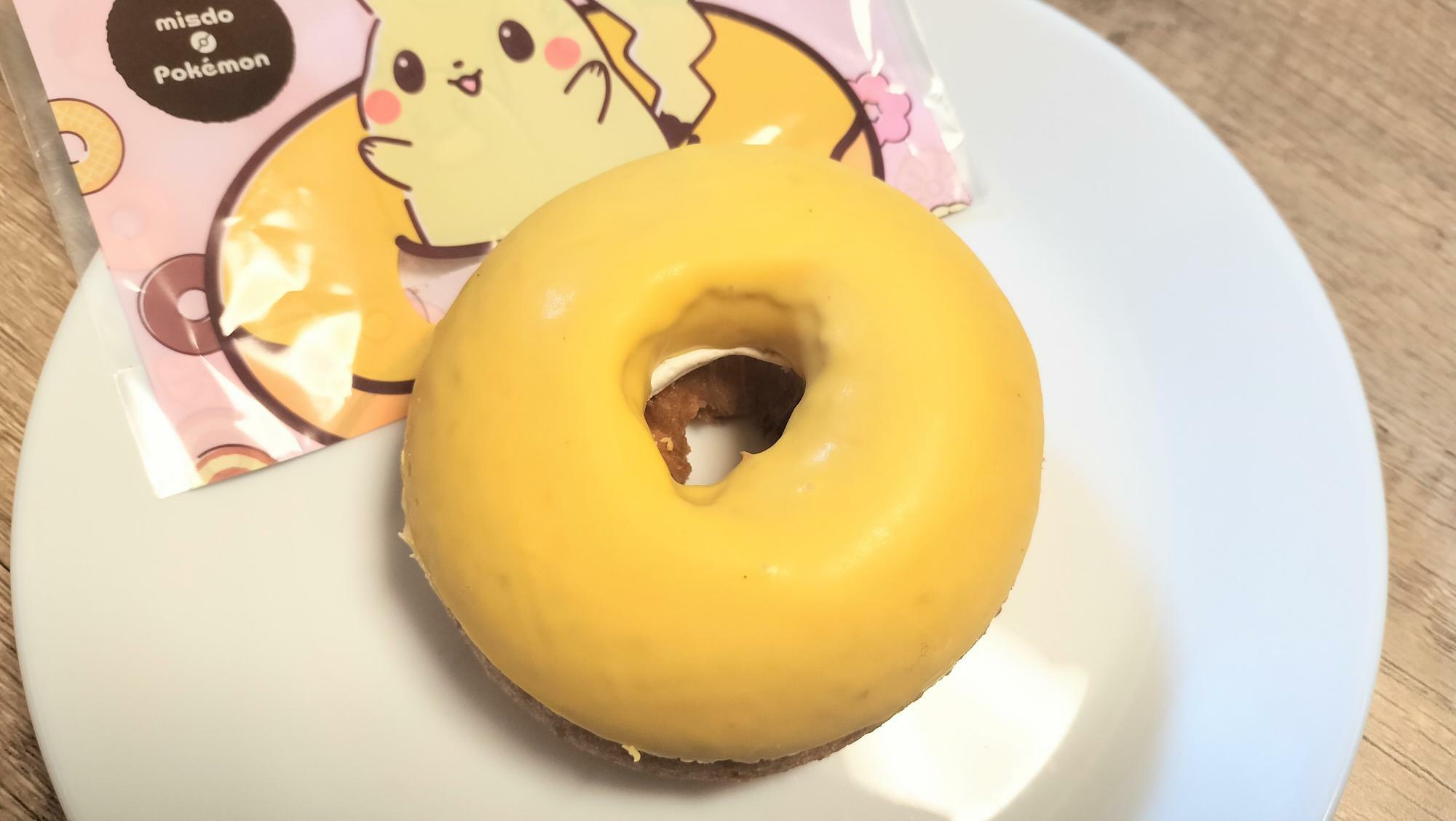 かわいいデザインのスリーブに入っているフレーバーチョコのドーナツ（ピカチュウバージョン）