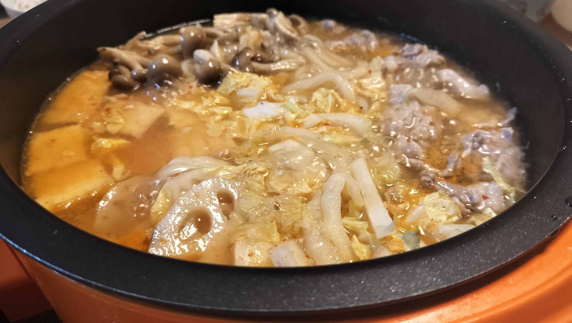 白菜や豚肉、キノコ類などなんでも合いそうな味