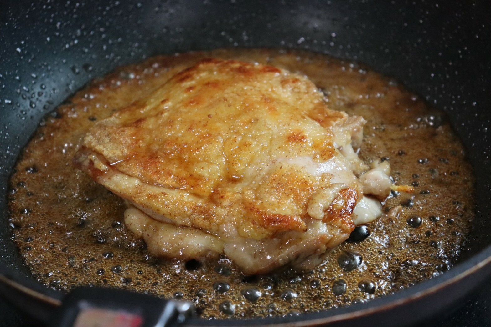 鶏肉をひっくり返しながらしっかり煮詰めていきましょう