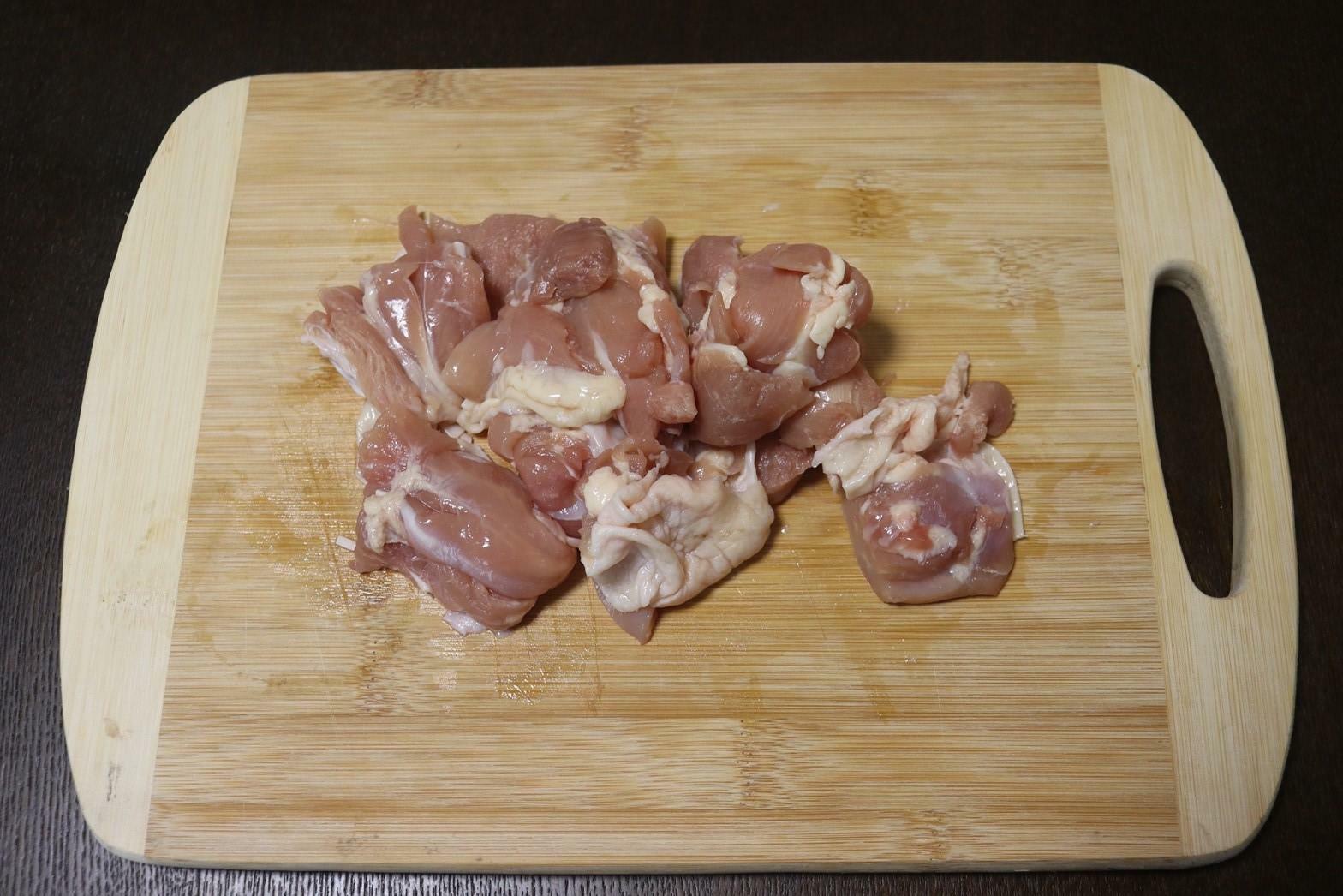 鶏もも肉はお好みのサイズに切ります