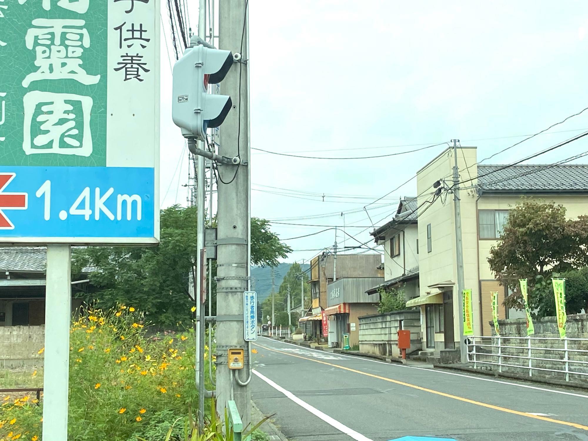 写真の先3キロほどのところに「松田郵便局」があります。