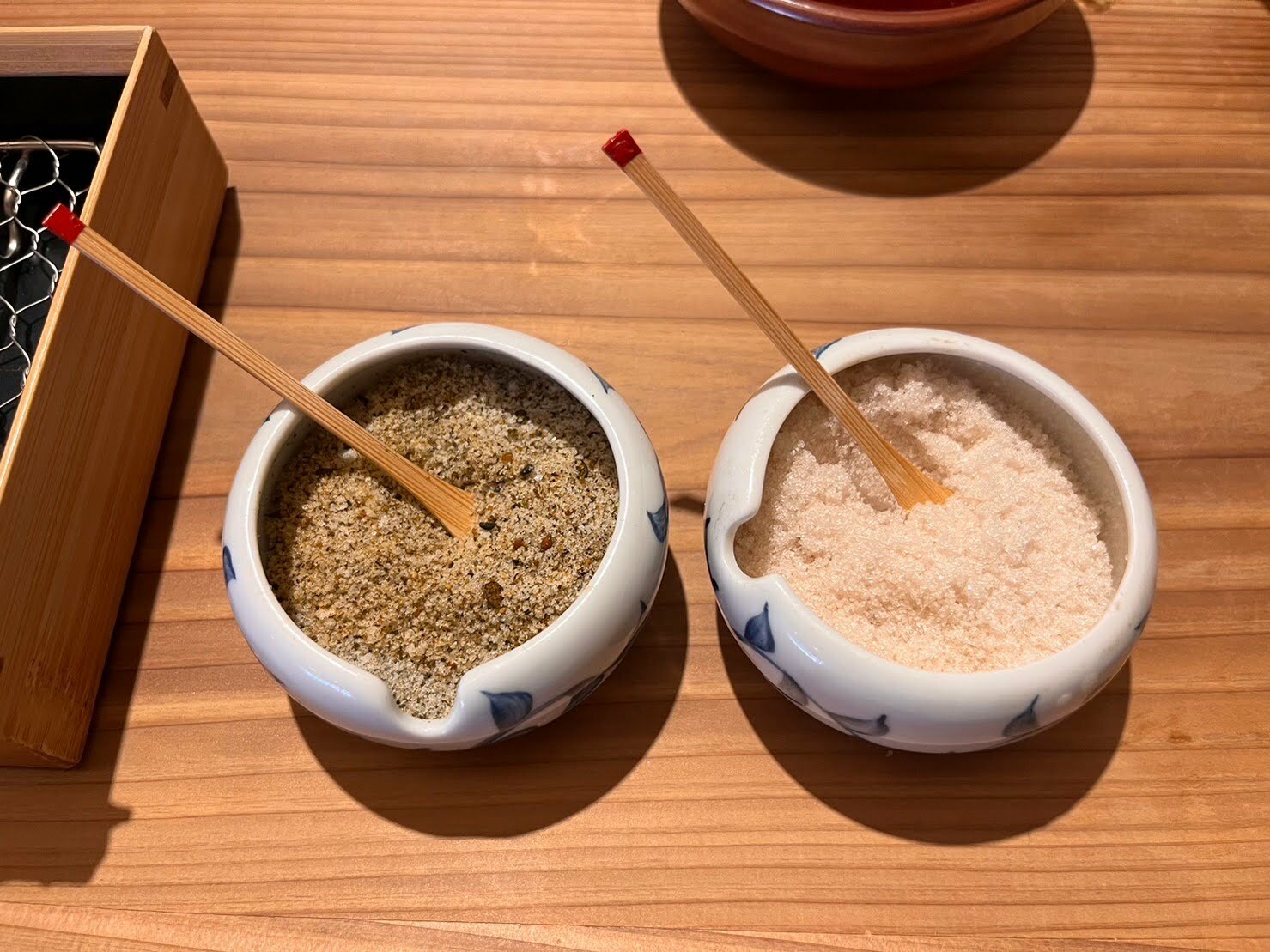 黒七味塩（左）と藻塩（右）