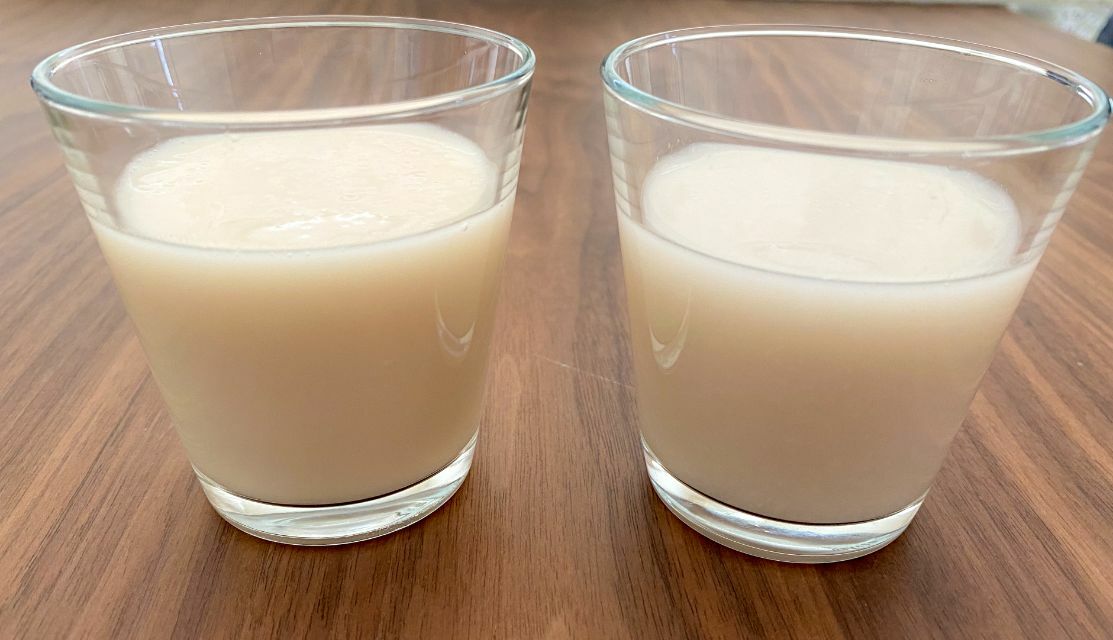 左：酒粕の甘酒　　　右：米糀の甘酒