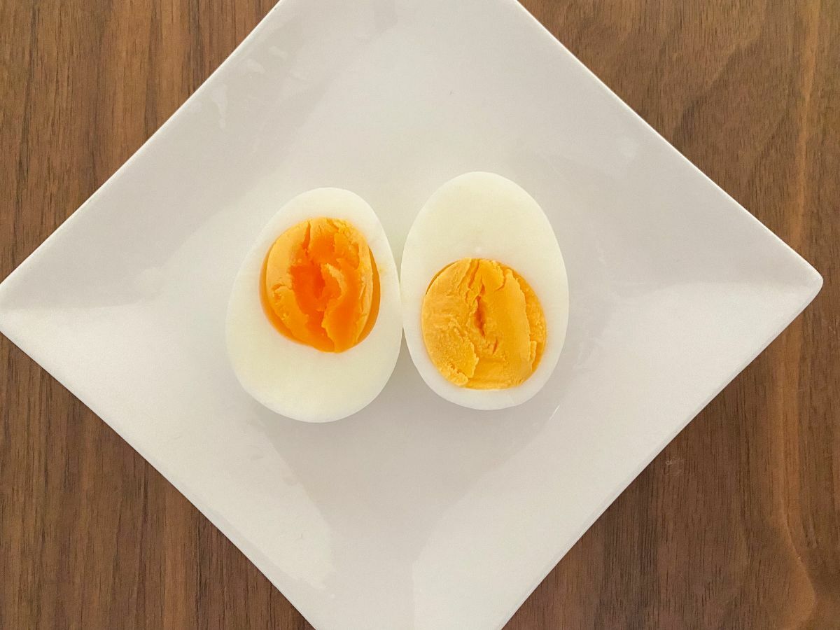 左：お湯から茹でた卵、右：水から茹でた卵