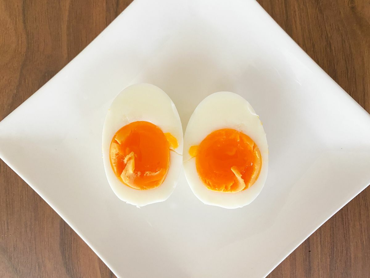 左：室温で粗熱をとったゆで卵、右：冷水で粗熱をとったゆで卵