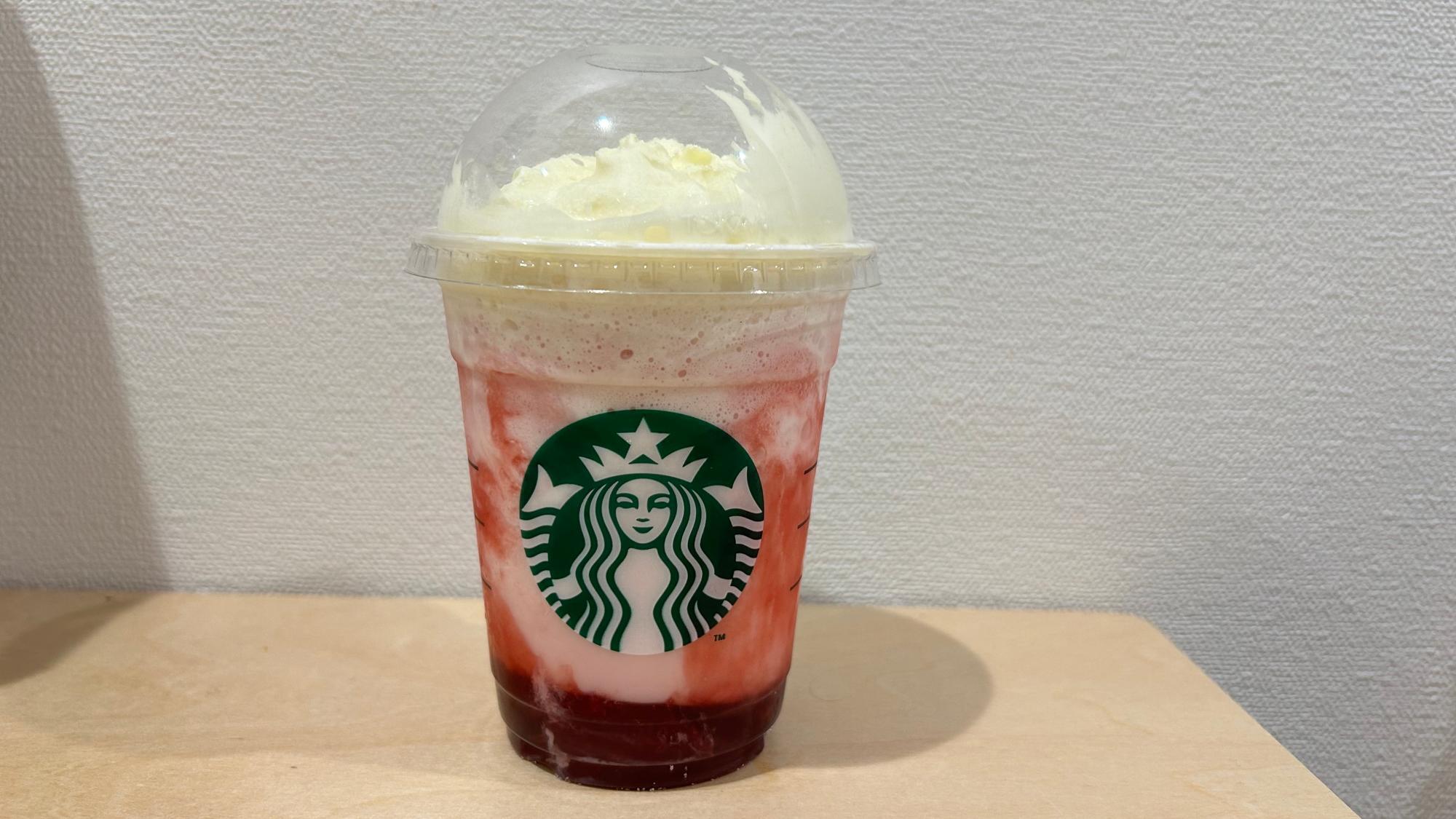 メリーベリー ストロベリー フラペチーノ　Tallサイズのみ　700円（店内税込価格）687円（お持ち帰り税込価格）