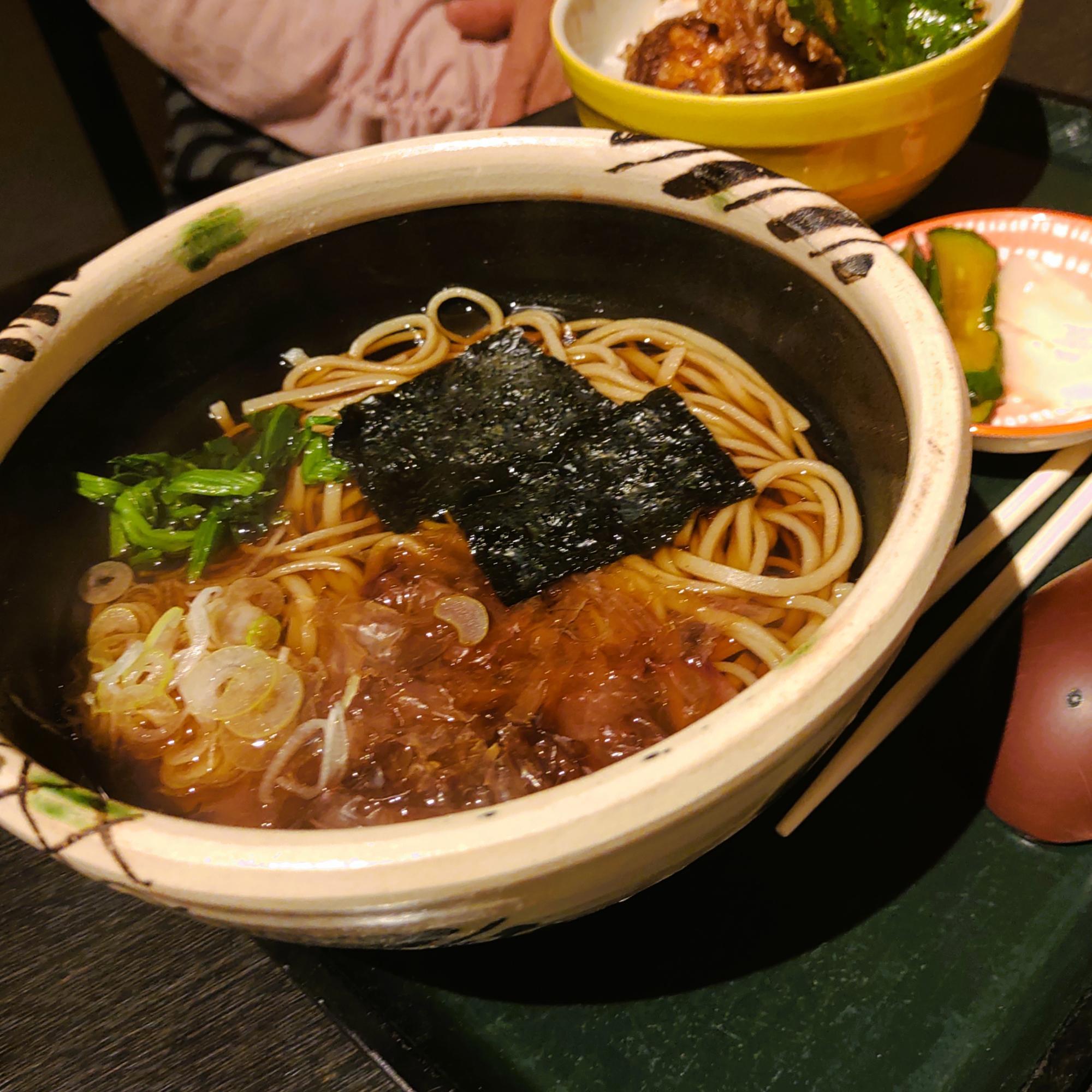 温かいお蕎麦もしっかり腰があります