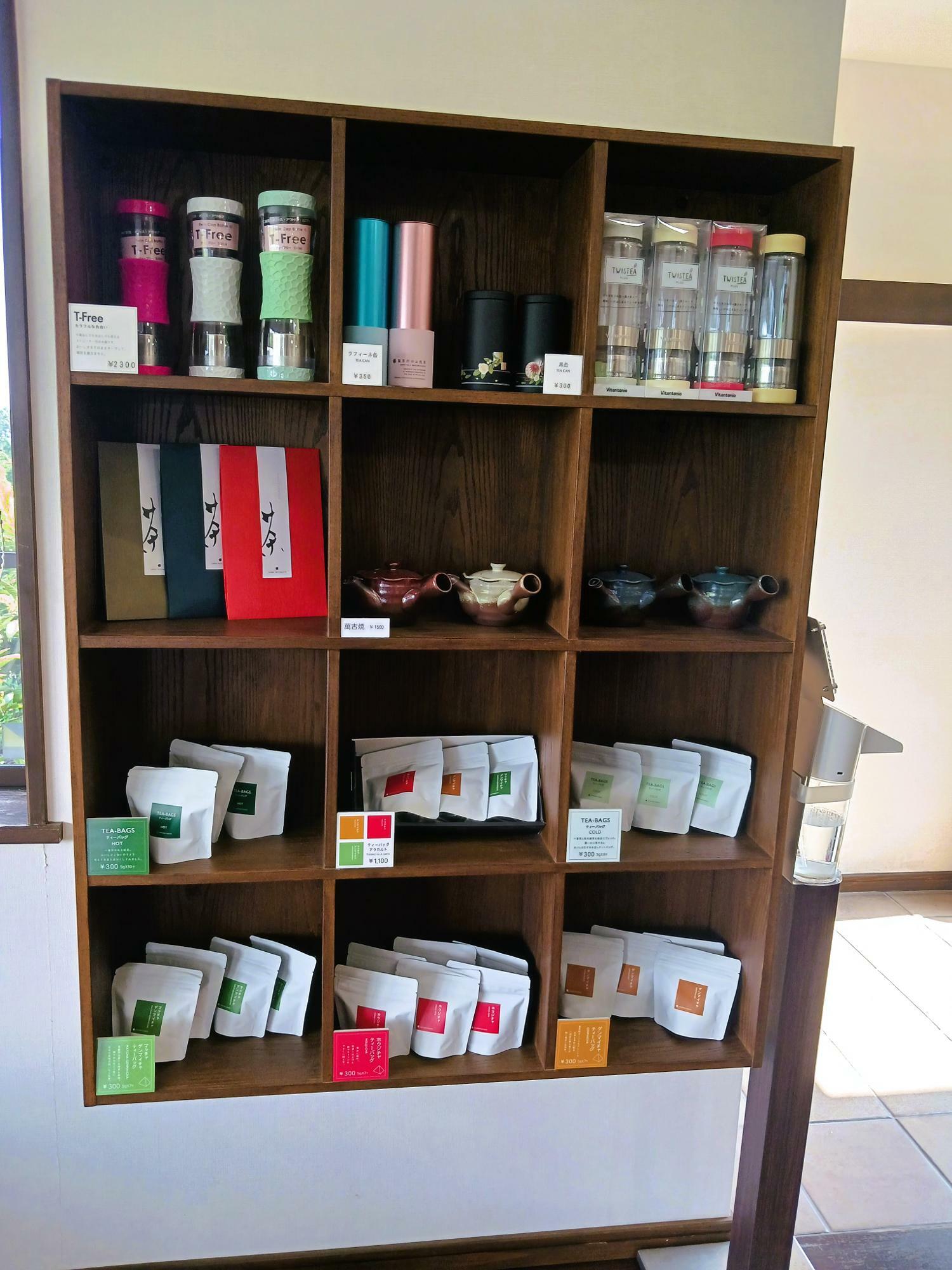 佐野製茶所で作られたお茶や、お茶道具などが販売されています