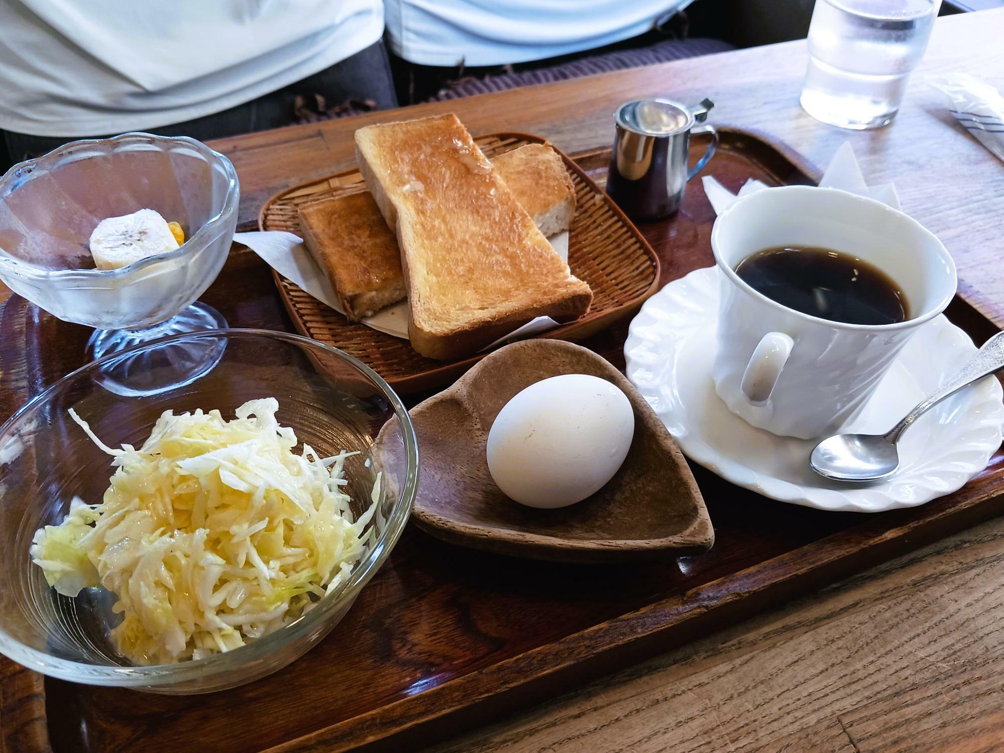 茹で卵はハートのお皿に