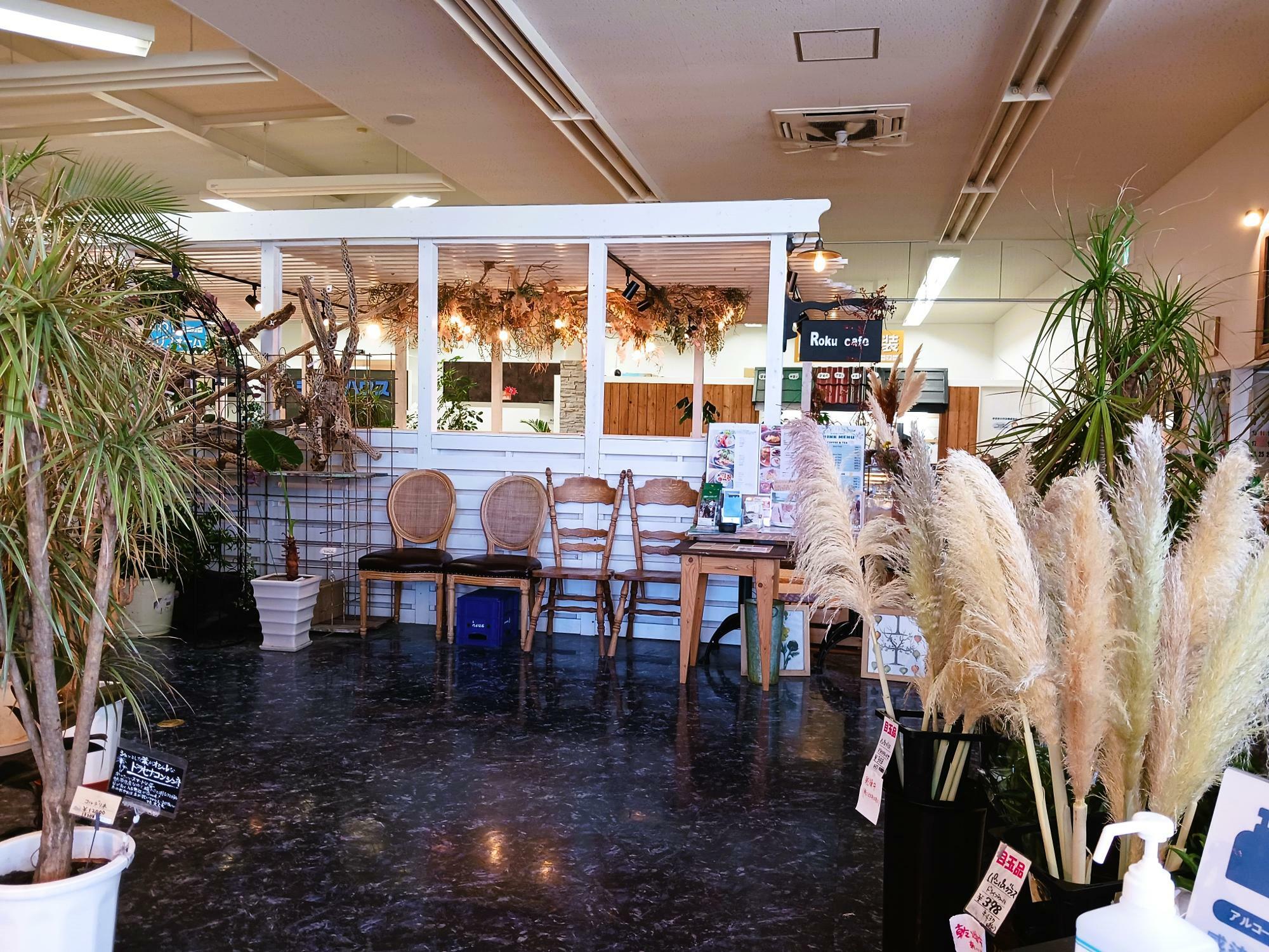 RokuCafeはお花屋さんの奥にあります