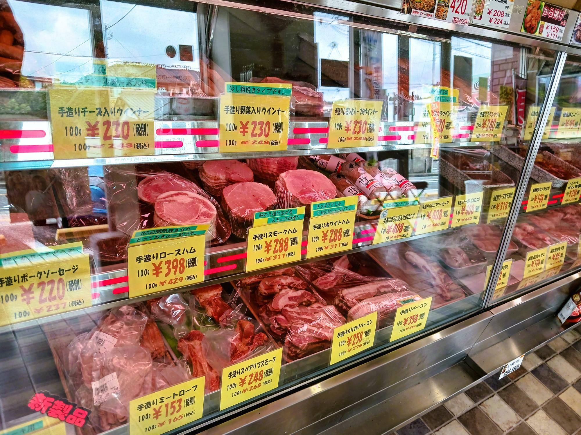 ガラスケースの中には色々な種類のお肉が並んでいます