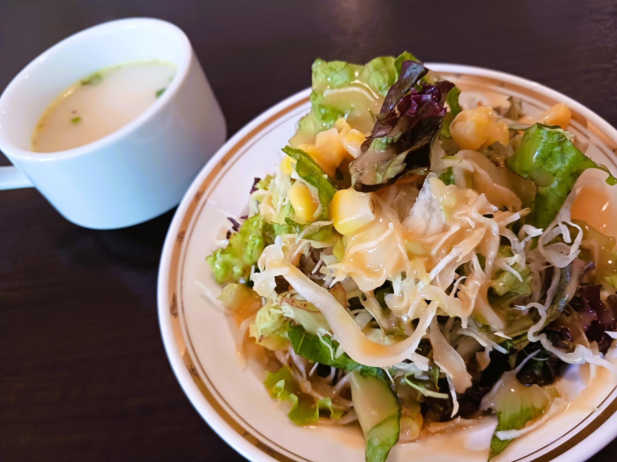 スープは優しい味　野菜が下の方に隠れています