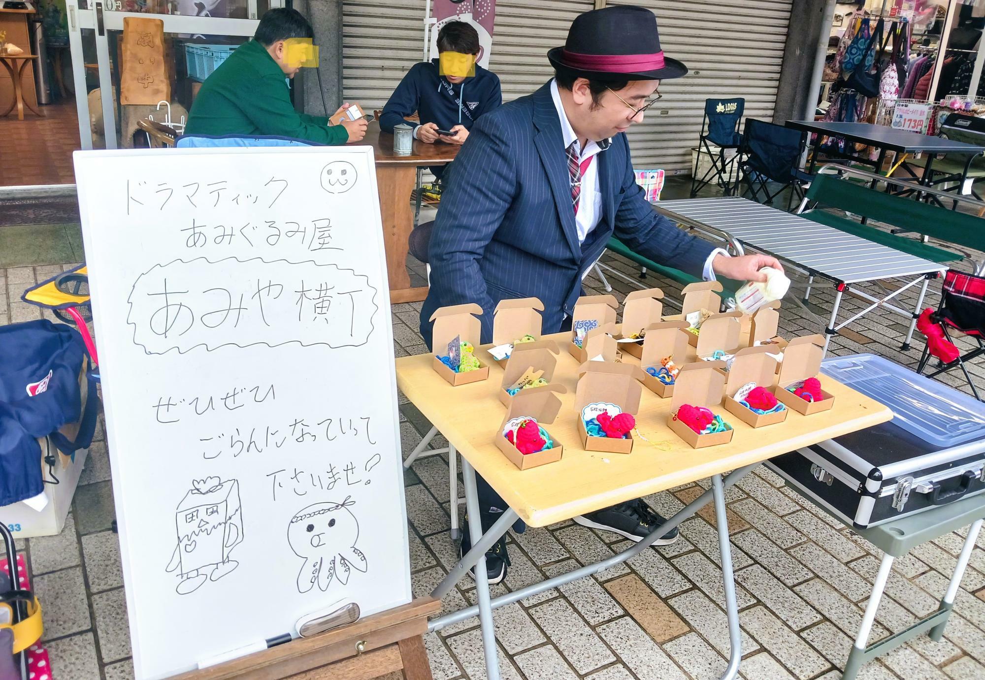 あみや横丁さん　タコのお守り（おくとパス！）などを販売しながら実演もしていました