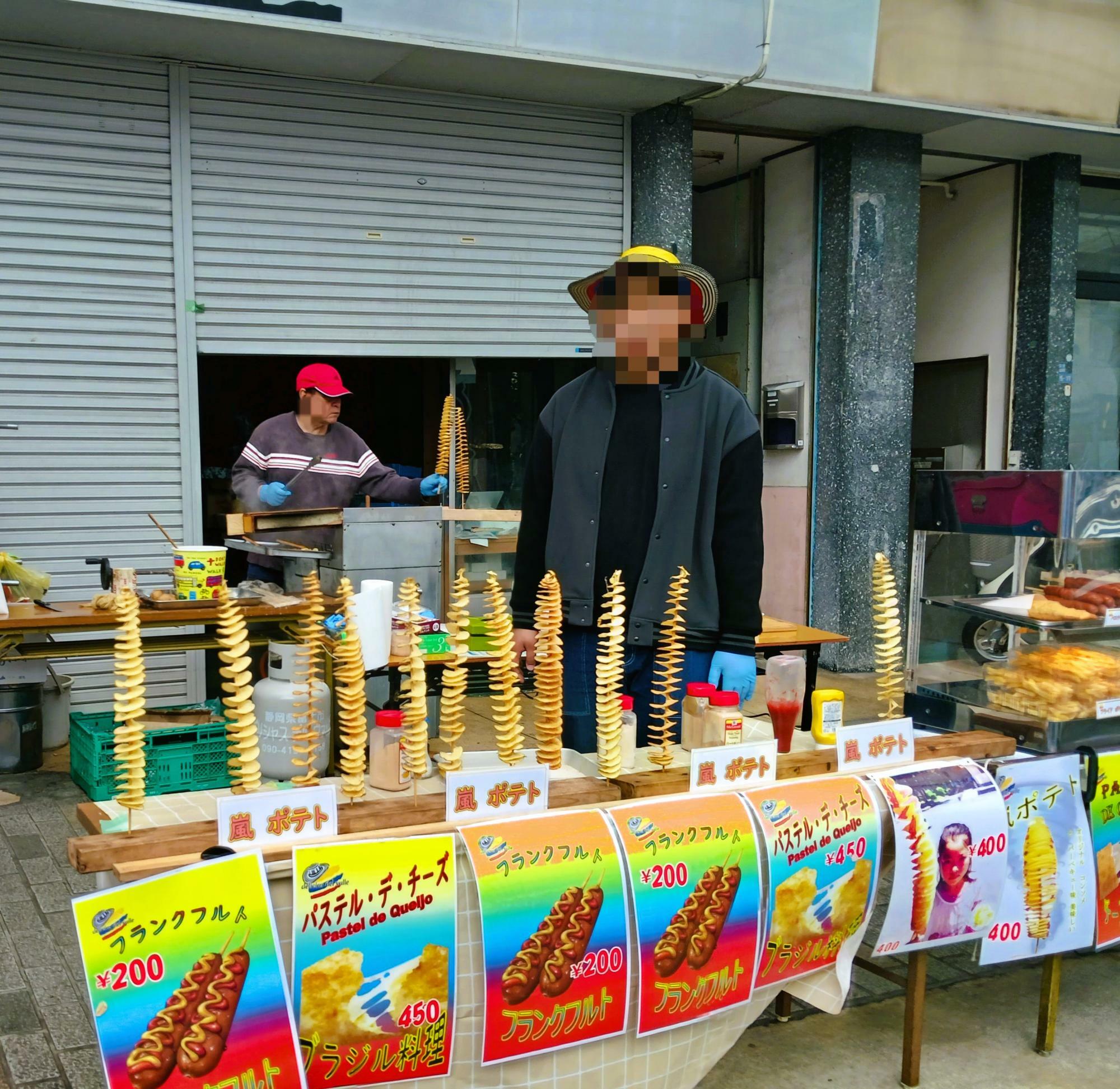 八百屋さんはポテトのおやつを販売　みなさん手に持っていて印象的でした