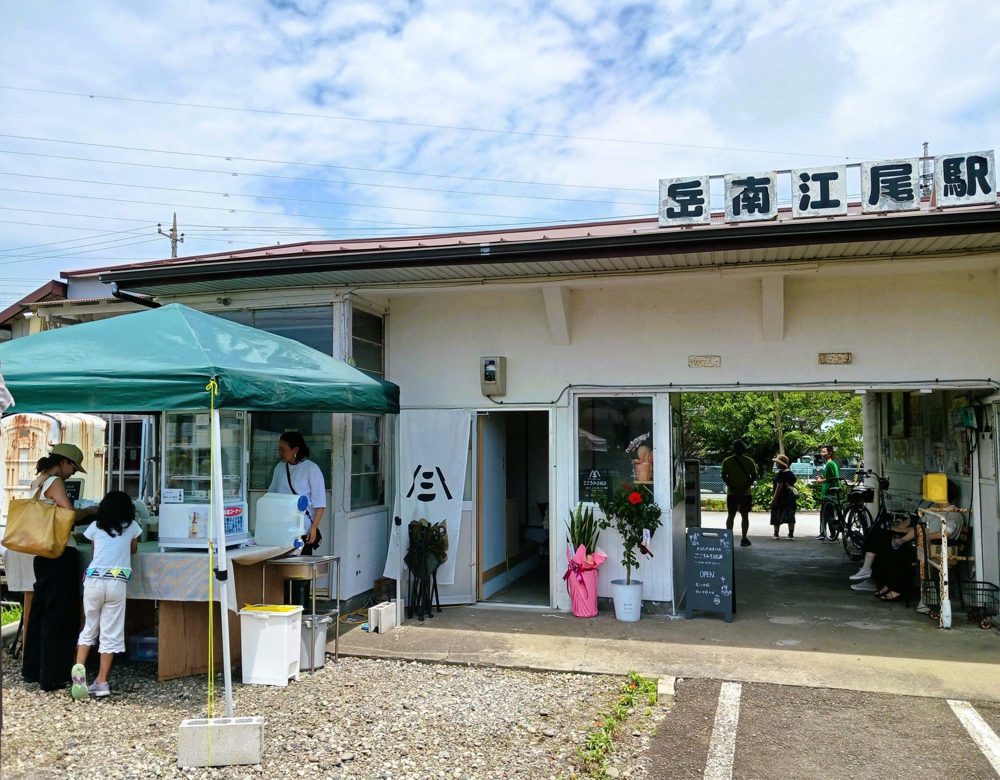 昭和２８年当時に書かれた駅名がそのまま残る岳南江尾駅