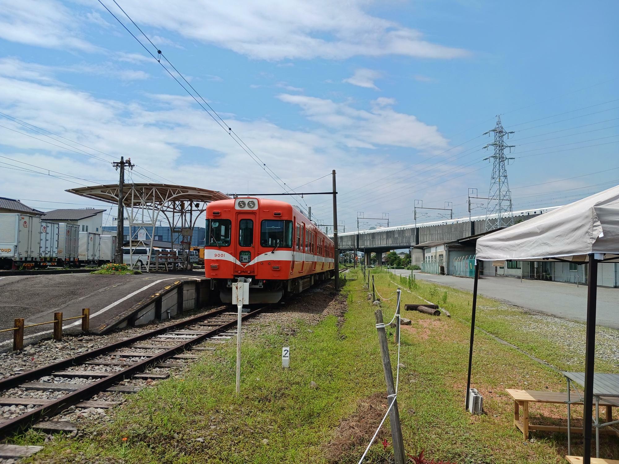 お店の目の前には岳鉄の電車が走り、新幹線も交差しています　鉄道好きさんには最高の眺めですね！