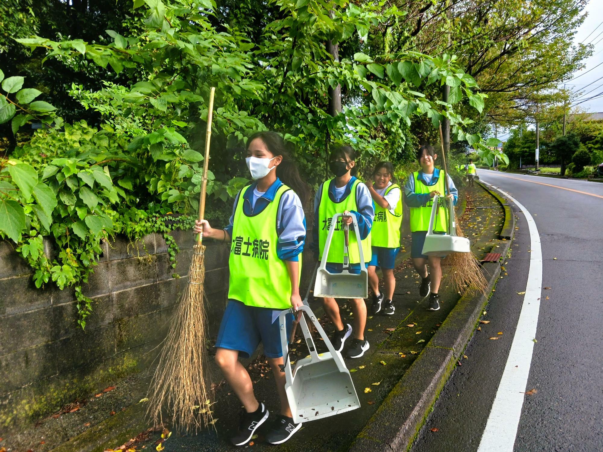 みんな自分できれいにしたい場所を見つけ、取り掛かります