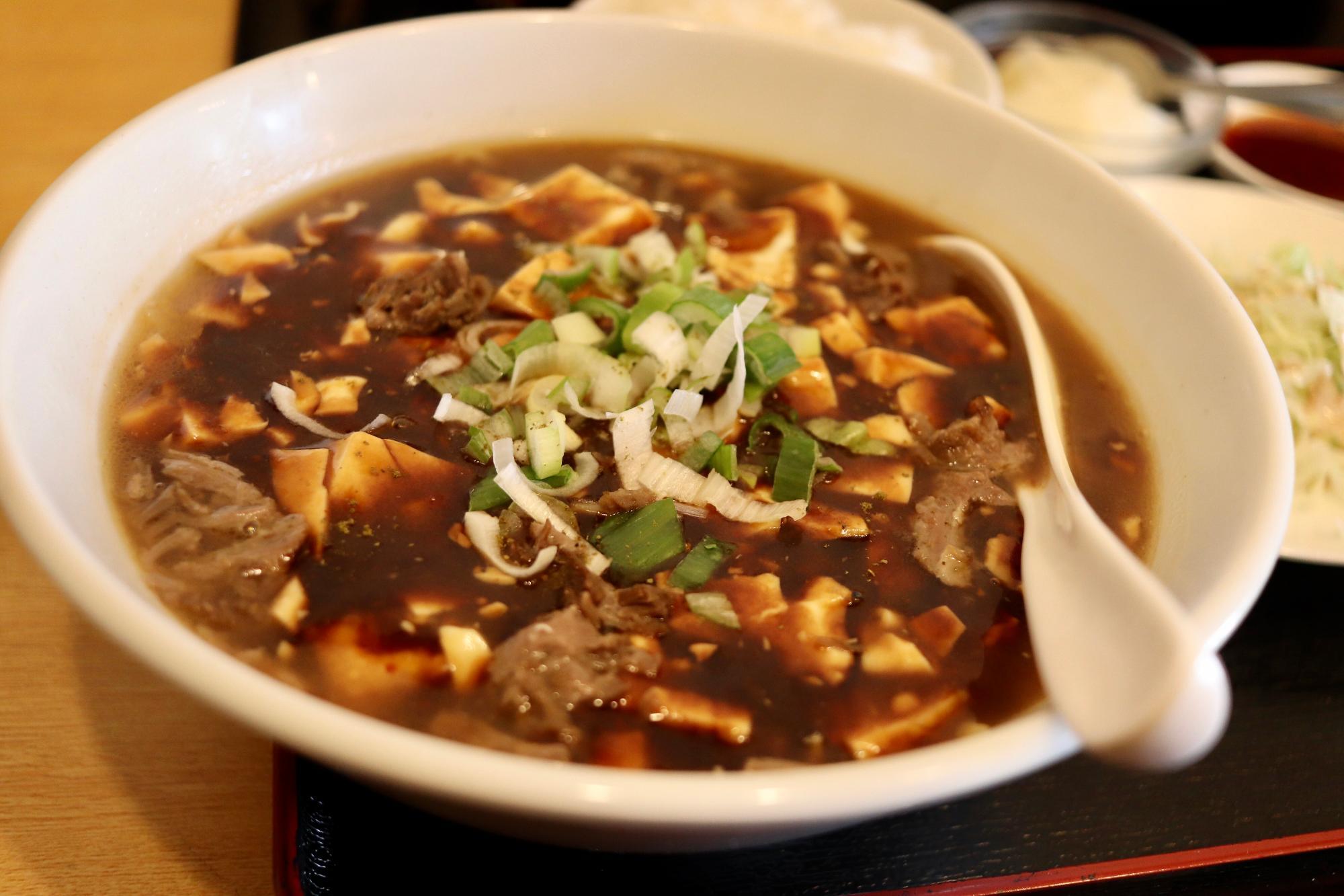 メインの牛肉すじ入り麻婆麺