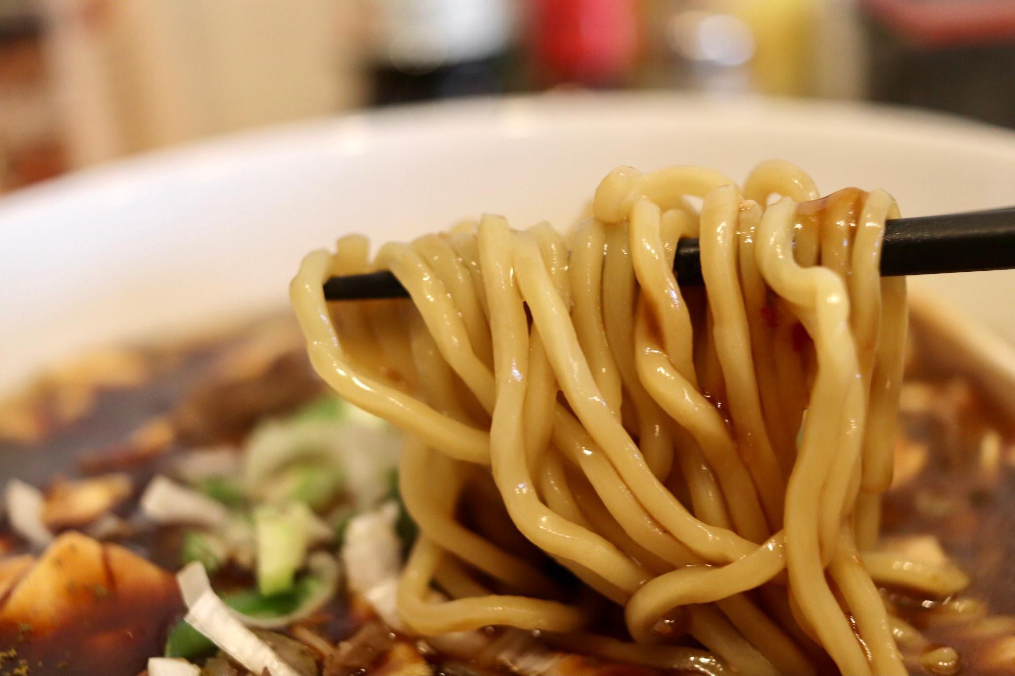 プリプリ麺に麻婆あんが絡みます