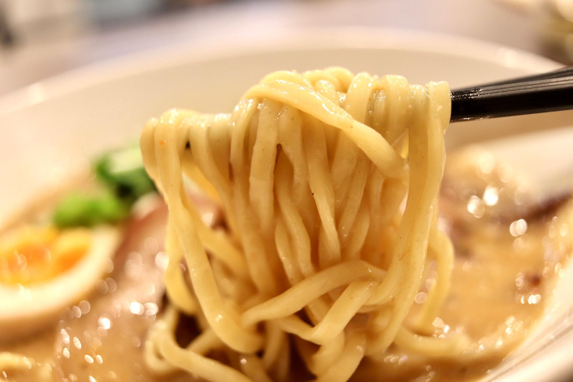 中太麺にスープがよく絡みます