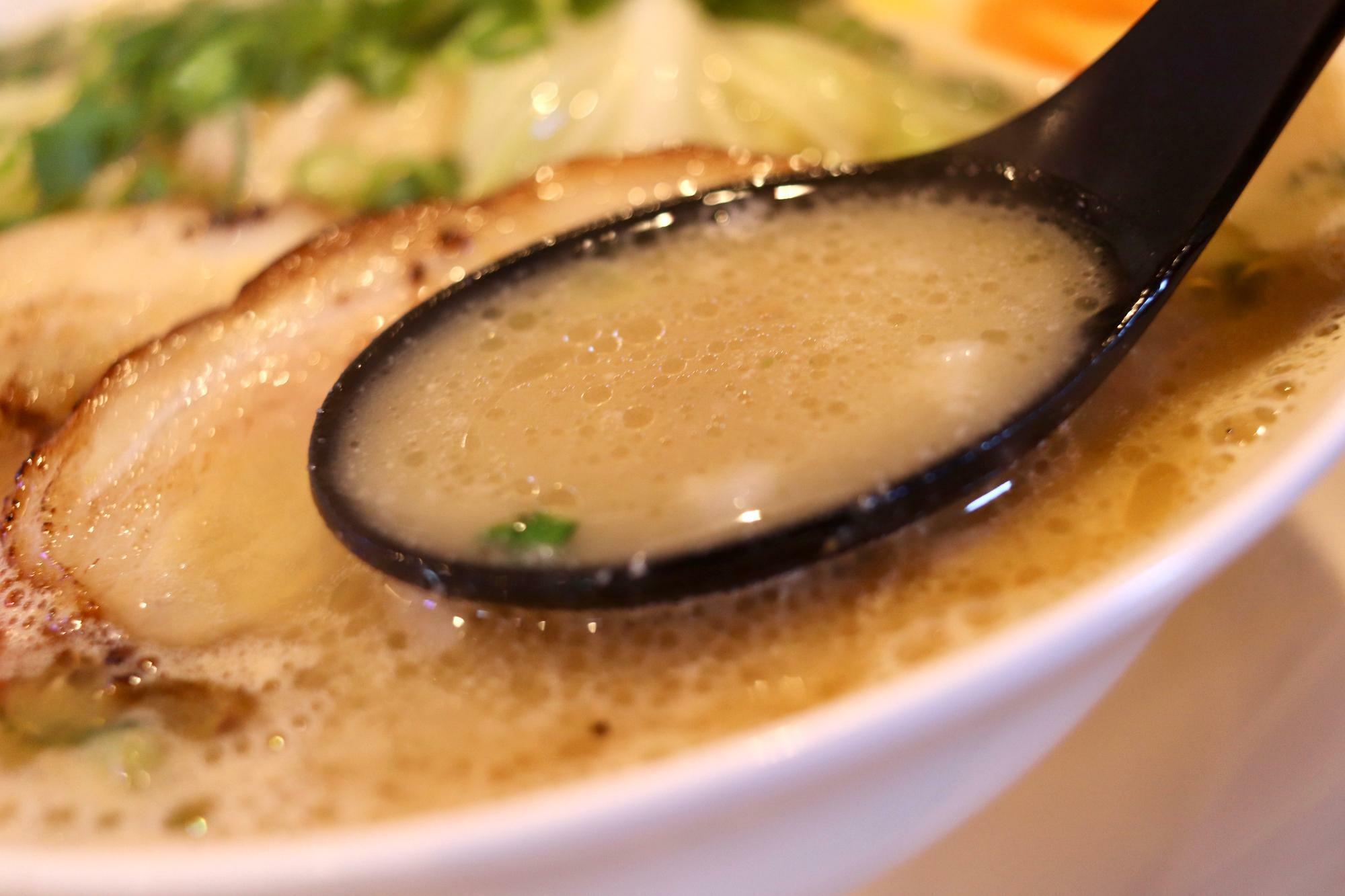 鶏白湯のうま味と味噌の香りがたまらないスープ