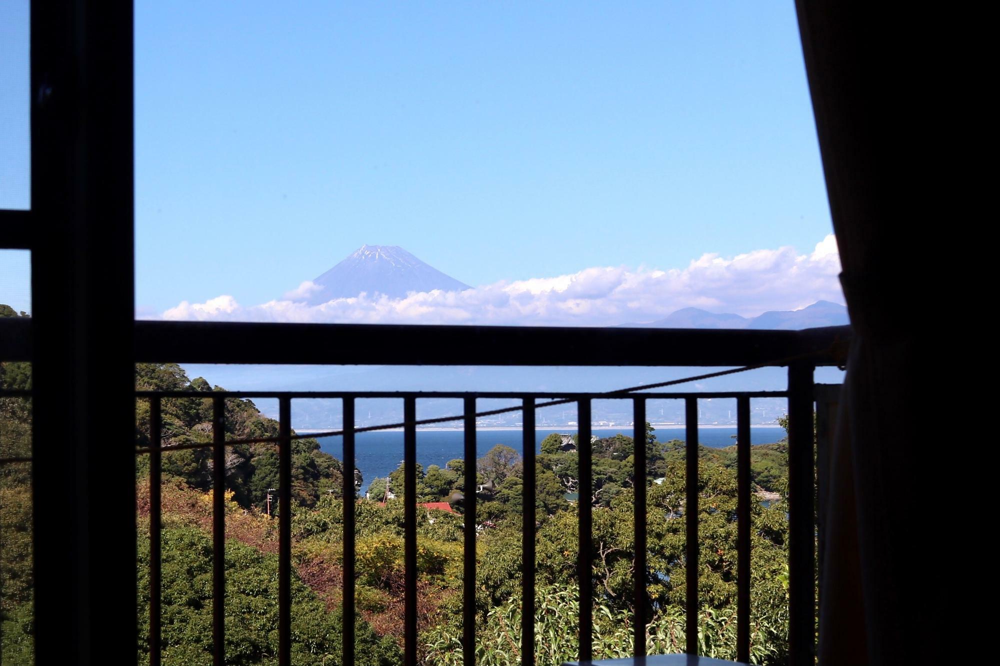 晴れた日にはお部屋の窓からは富士山がよく見えます