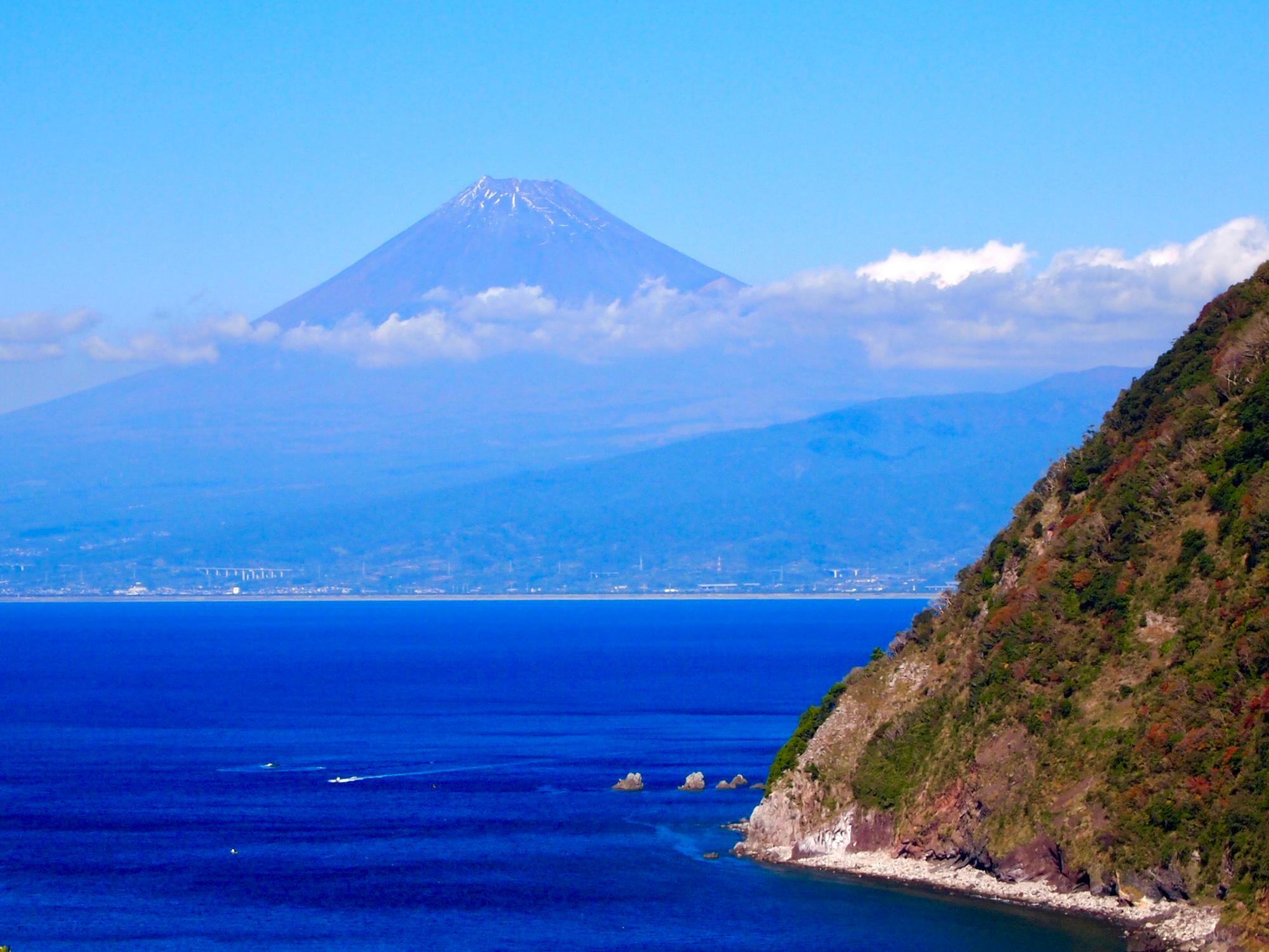 駿河湾越しの富士山が見事に見えます