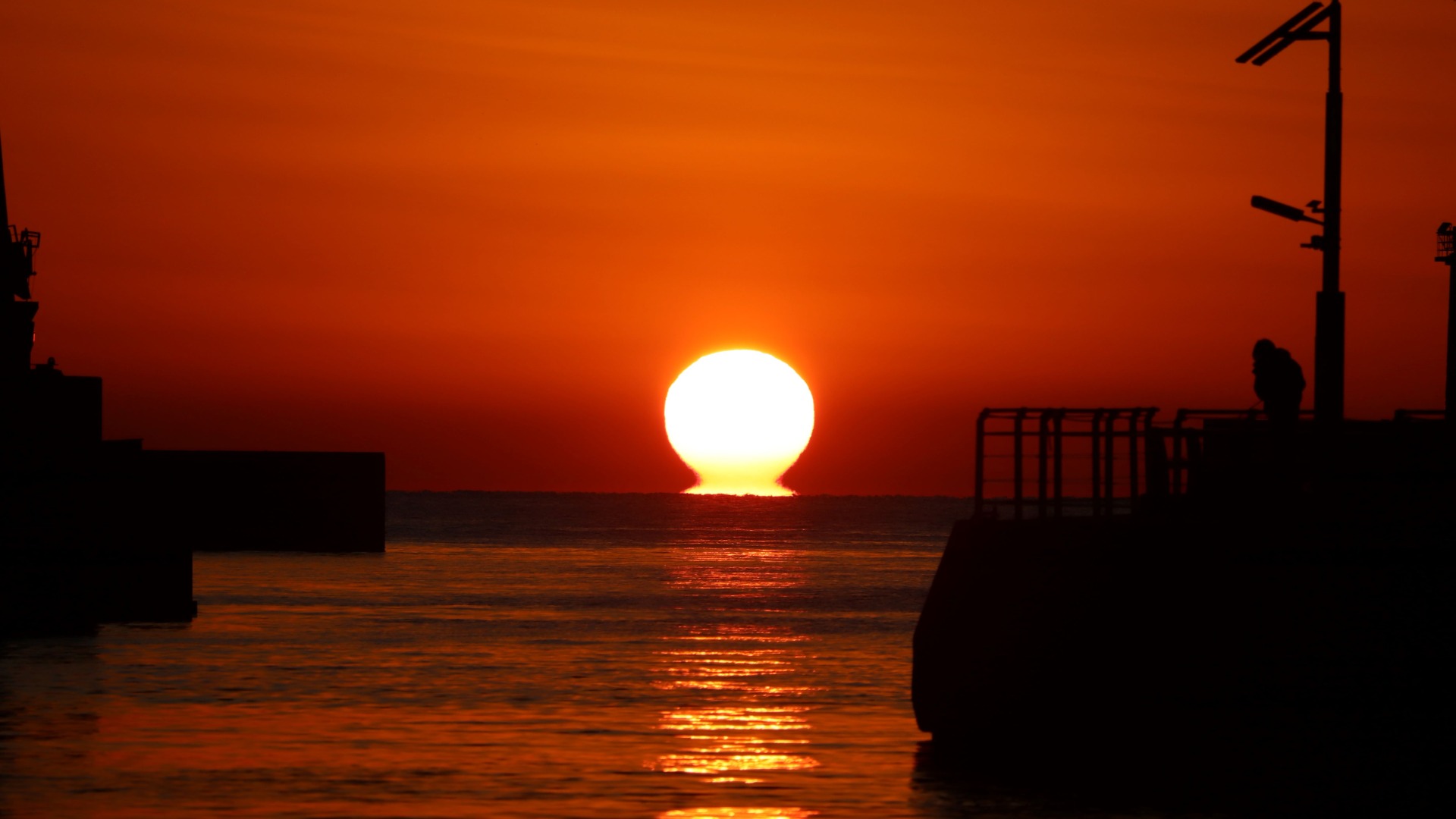 沼津市】冬の晴れた日だけの幻想的な光景!ダルマ型の夕日が水平線に