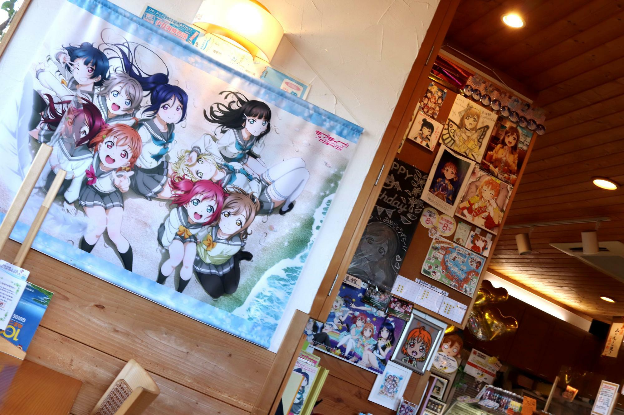 店内には「ラブライブ！サンシャイン！！」のグッズもたくさん