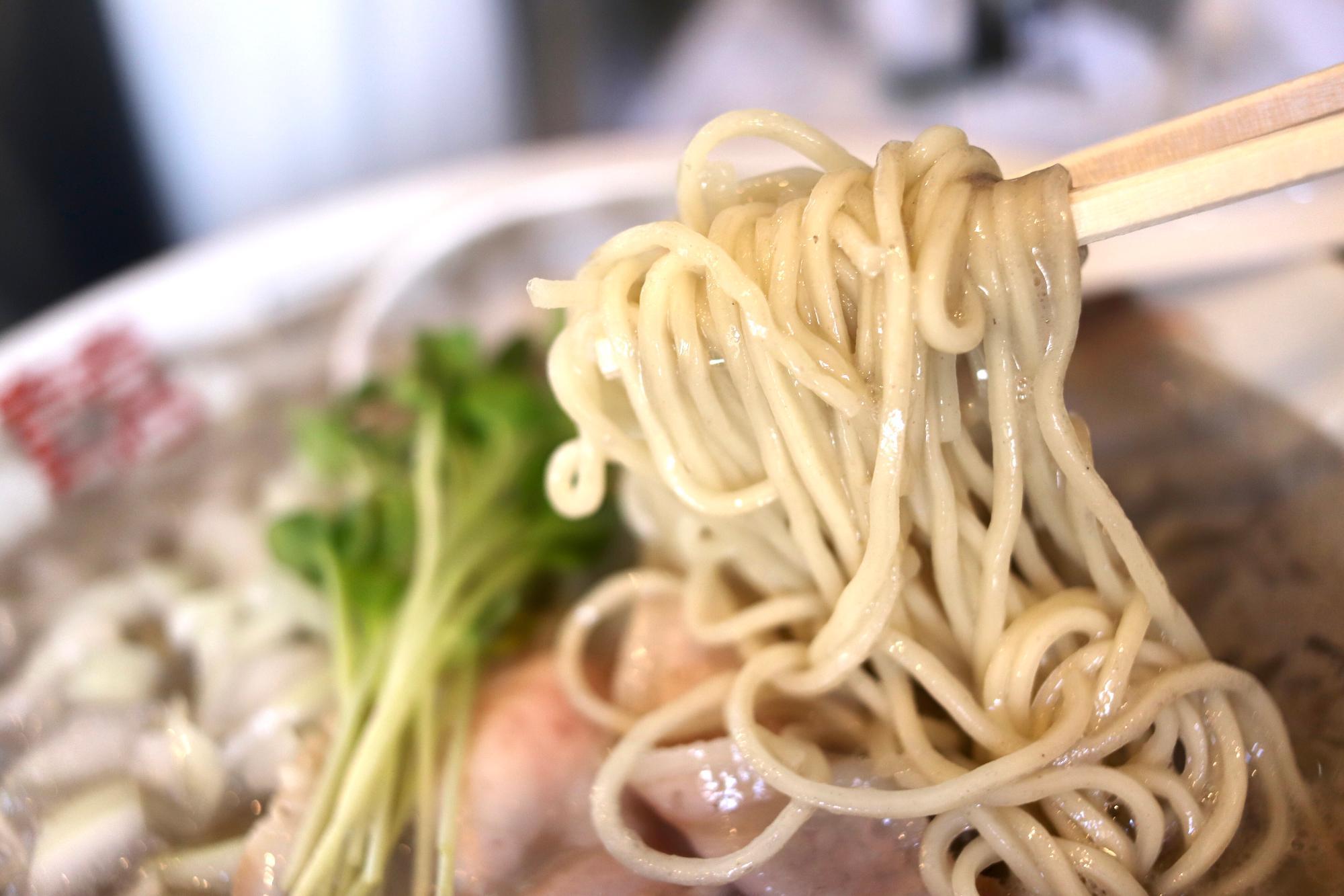 細麺が煮干しのうま味と香りをたっぷりまとってくれます