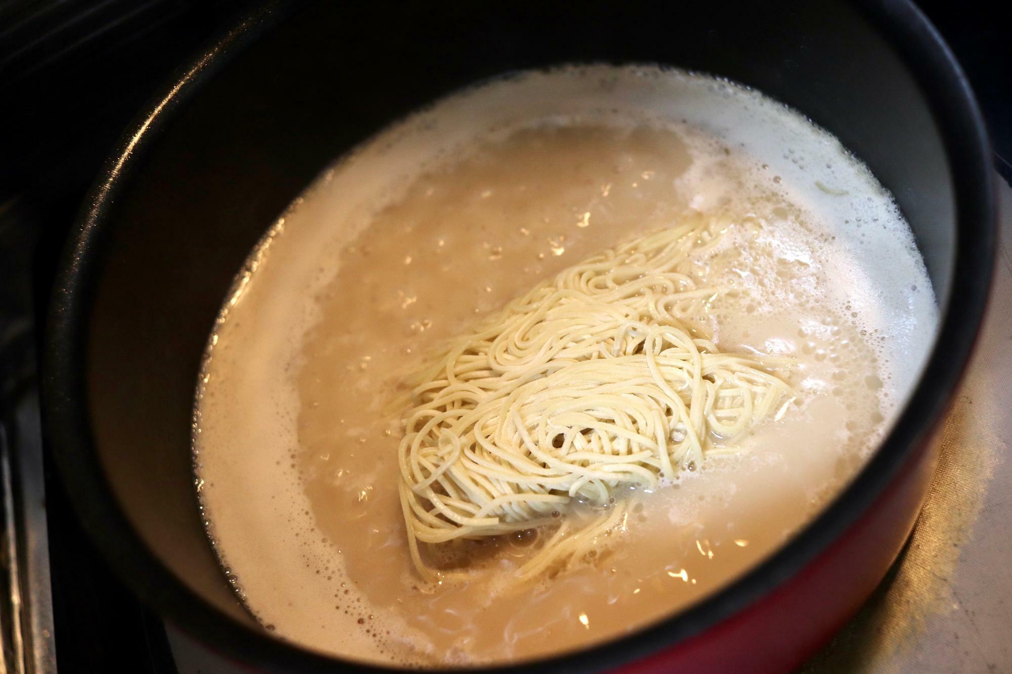 鍋にスープを沸騰させ、そこで麺を投入