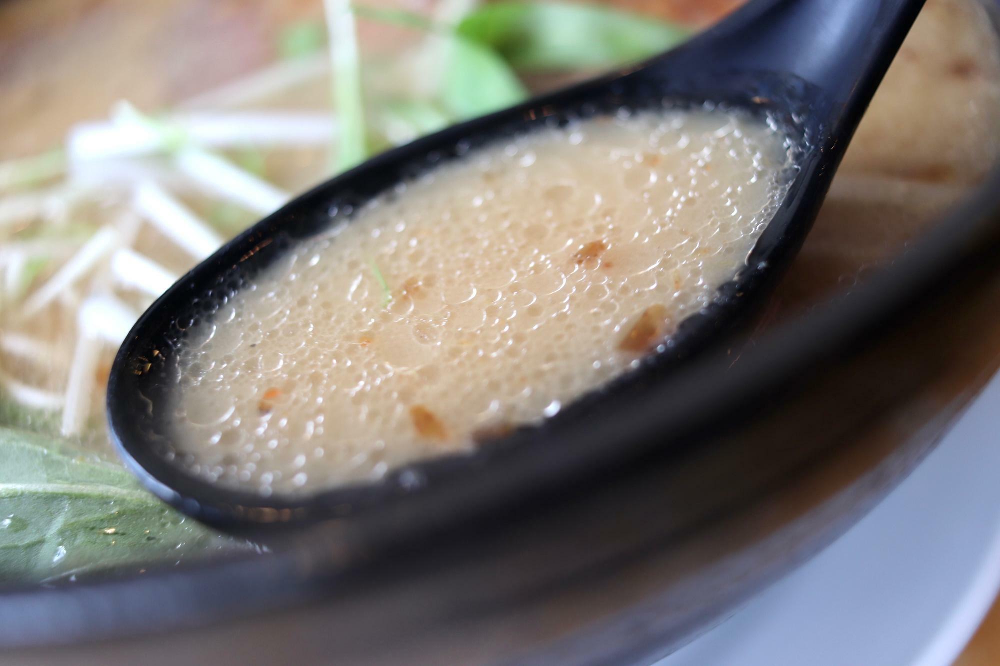 香り高い海老と味噌の濃厚さがめちゃ美味しいスープ