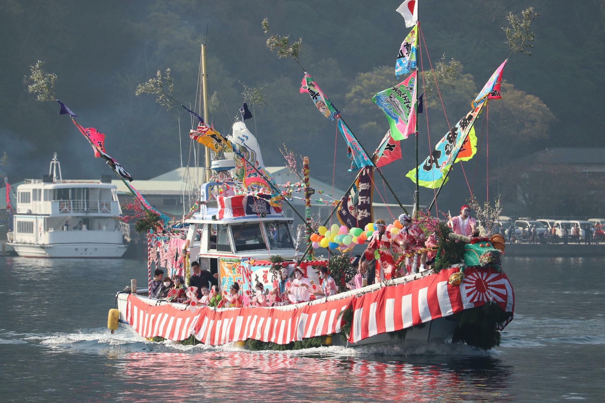きらびやかに飾られた漁船（2018年の大瀬まつり開催時の写真）