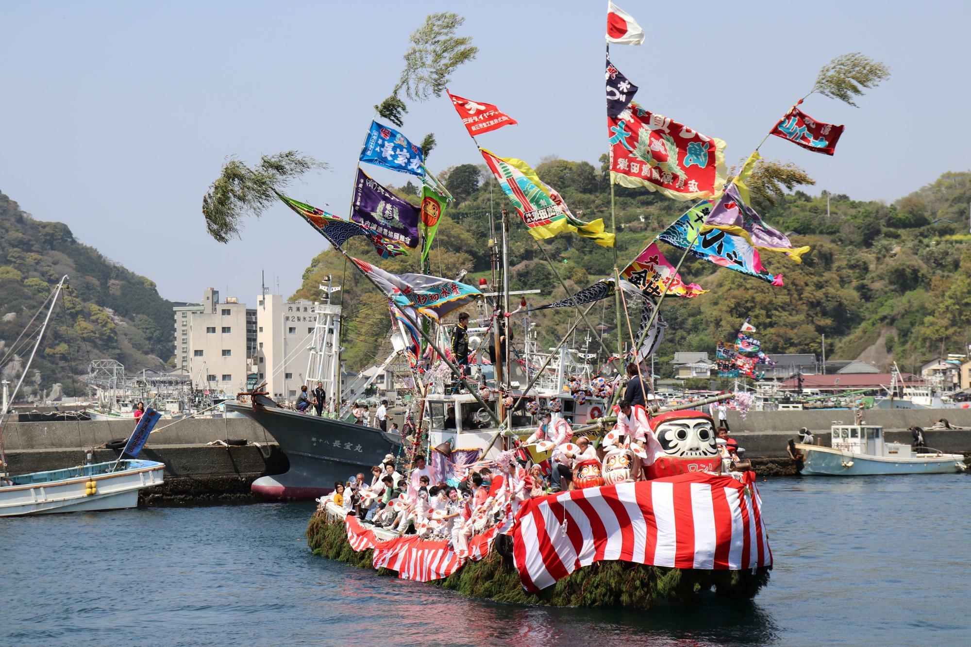 内浦漁港祭で漁港に戻ってきた参拝船（2018年の内浦漁港祭開催時の写真）