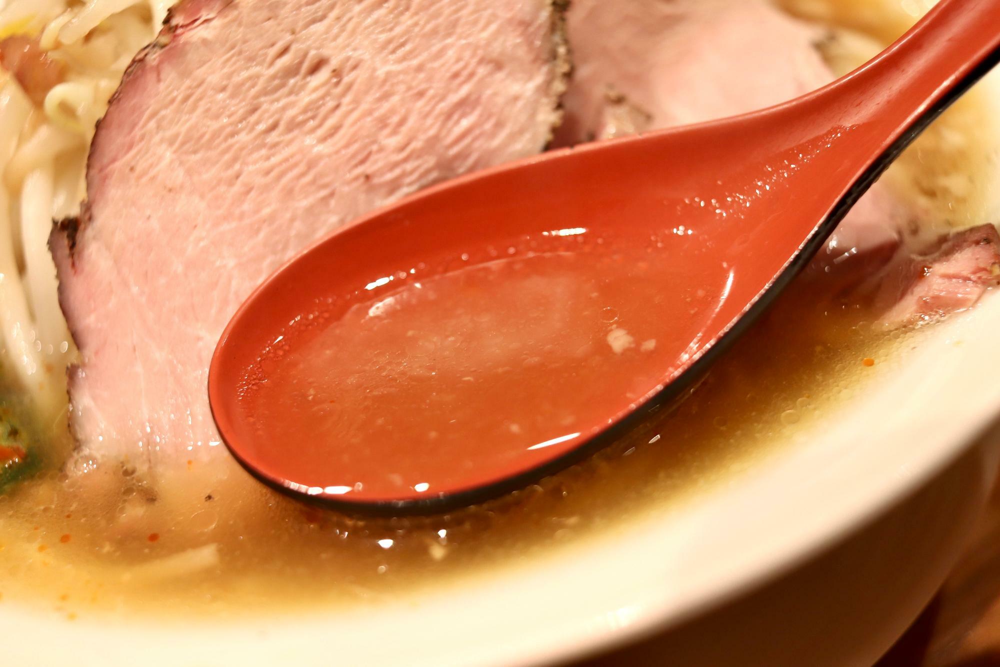 スッキリ淡麗スープにニンニクや背脂のパンチがプラス
