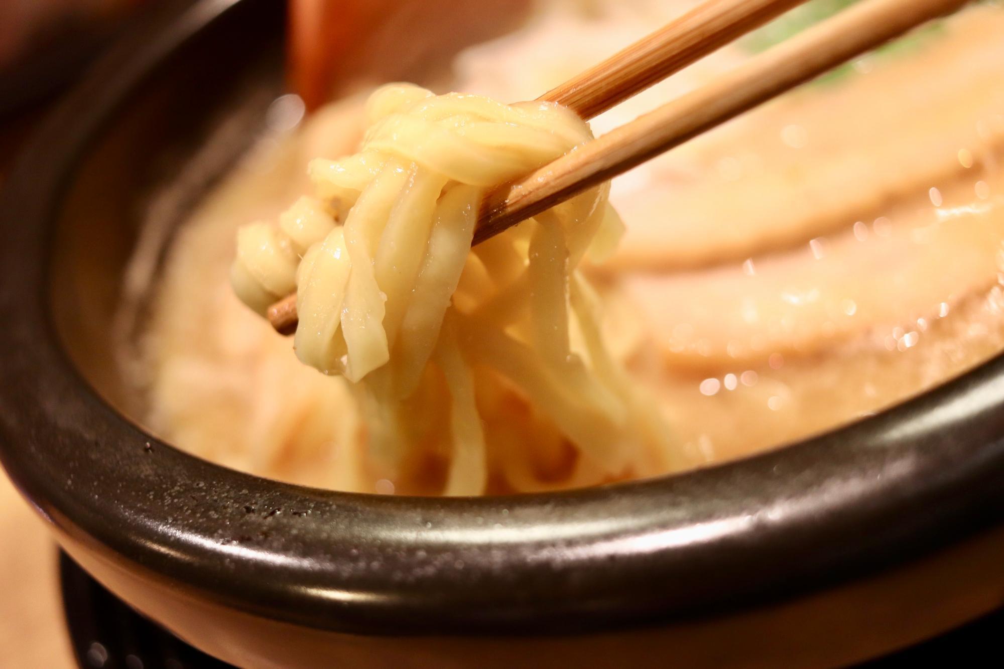 プリプリ平打ち麺は濃厚味噌スープとの相性抜群