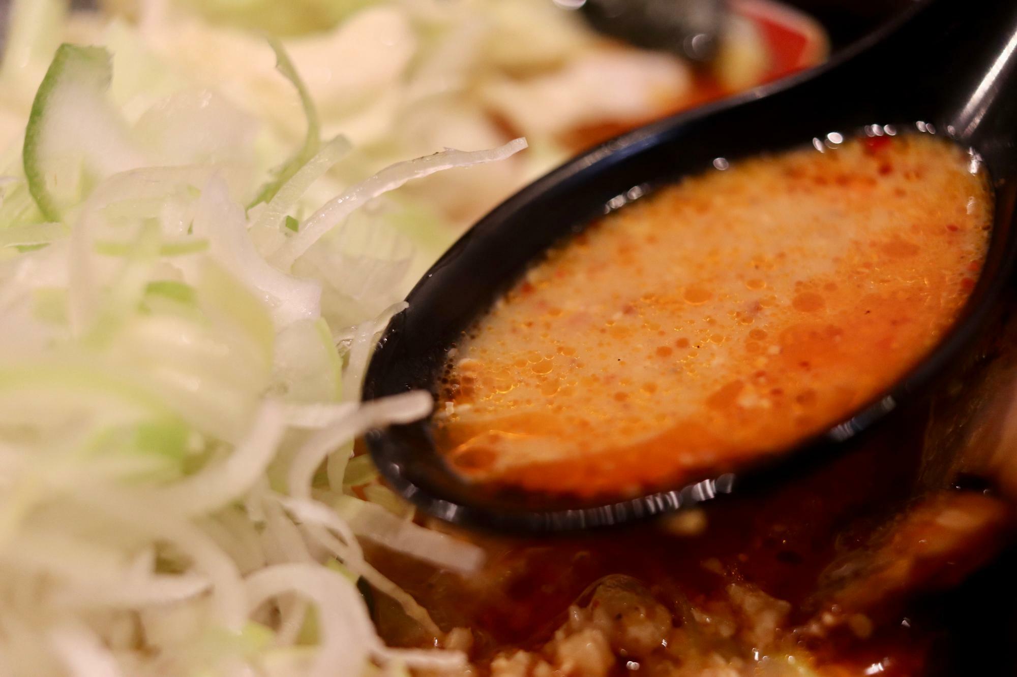 濃厚豚骨と熟成辛味噌のスープがクセになる美味しさです