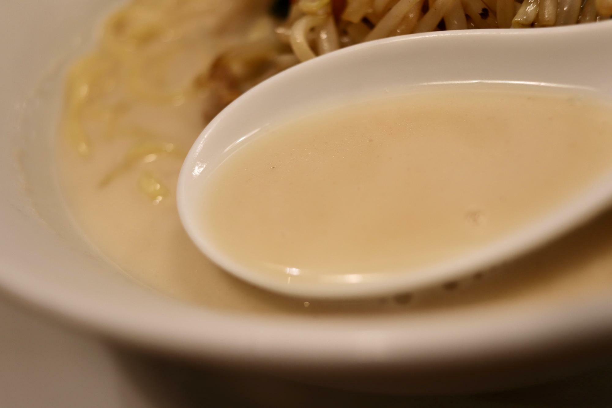 豚骨のうま味とコクが濃厚なスープ