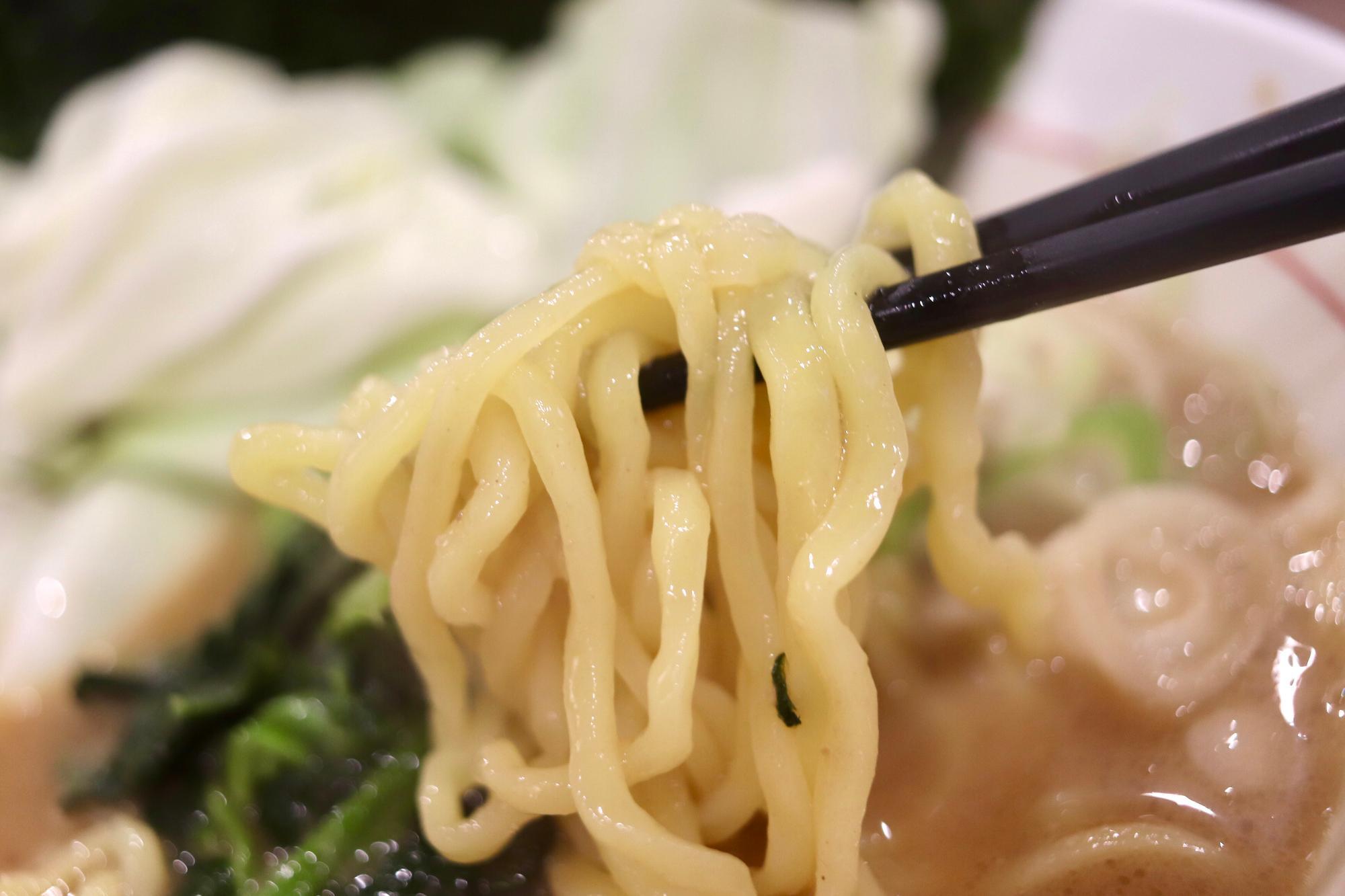 ぷりぷりもちもちの多加水特製麺