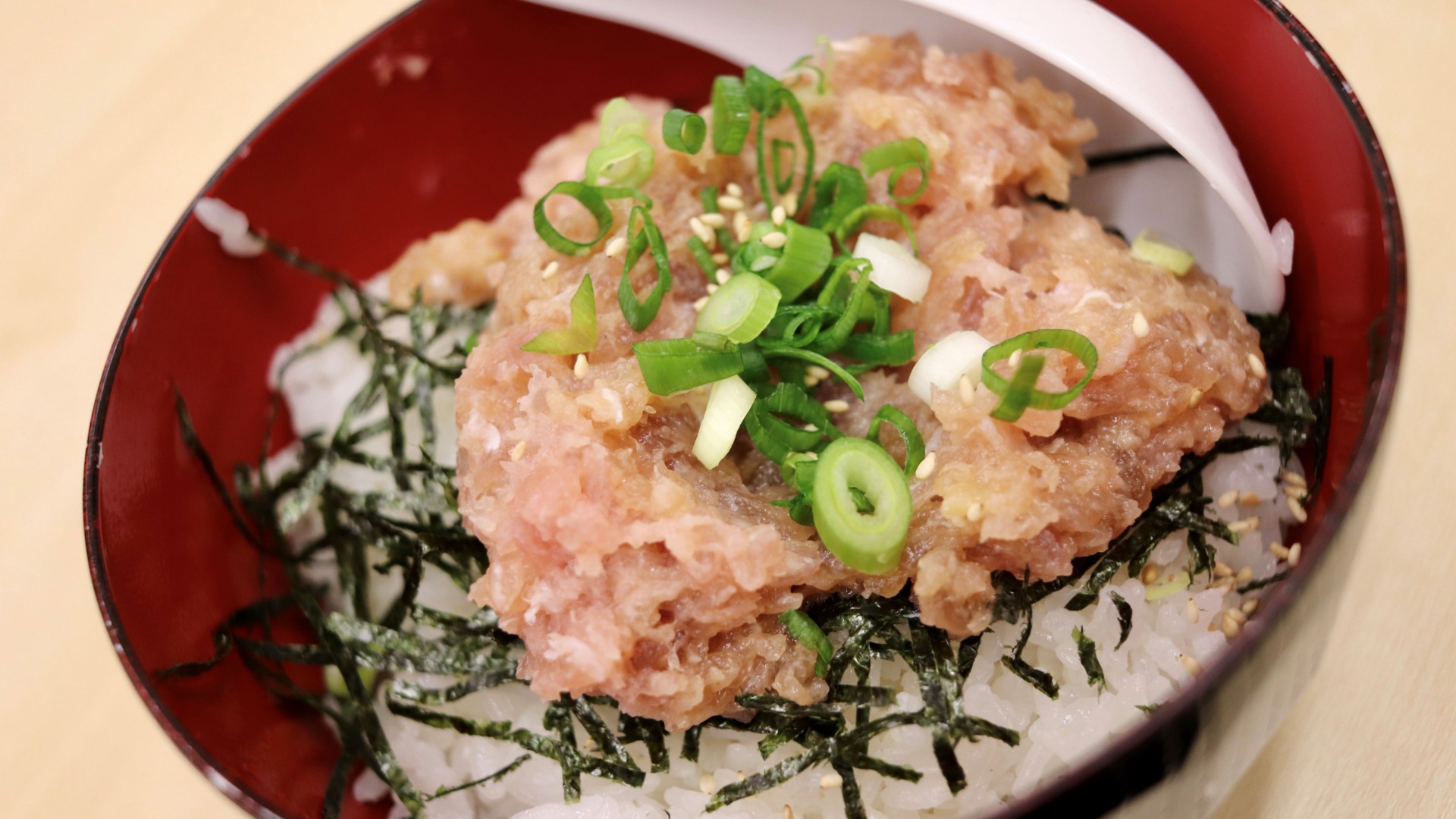 沼津港】ワンコイン500円で大満足！特製なめろう丼にシメはだし茶漬け