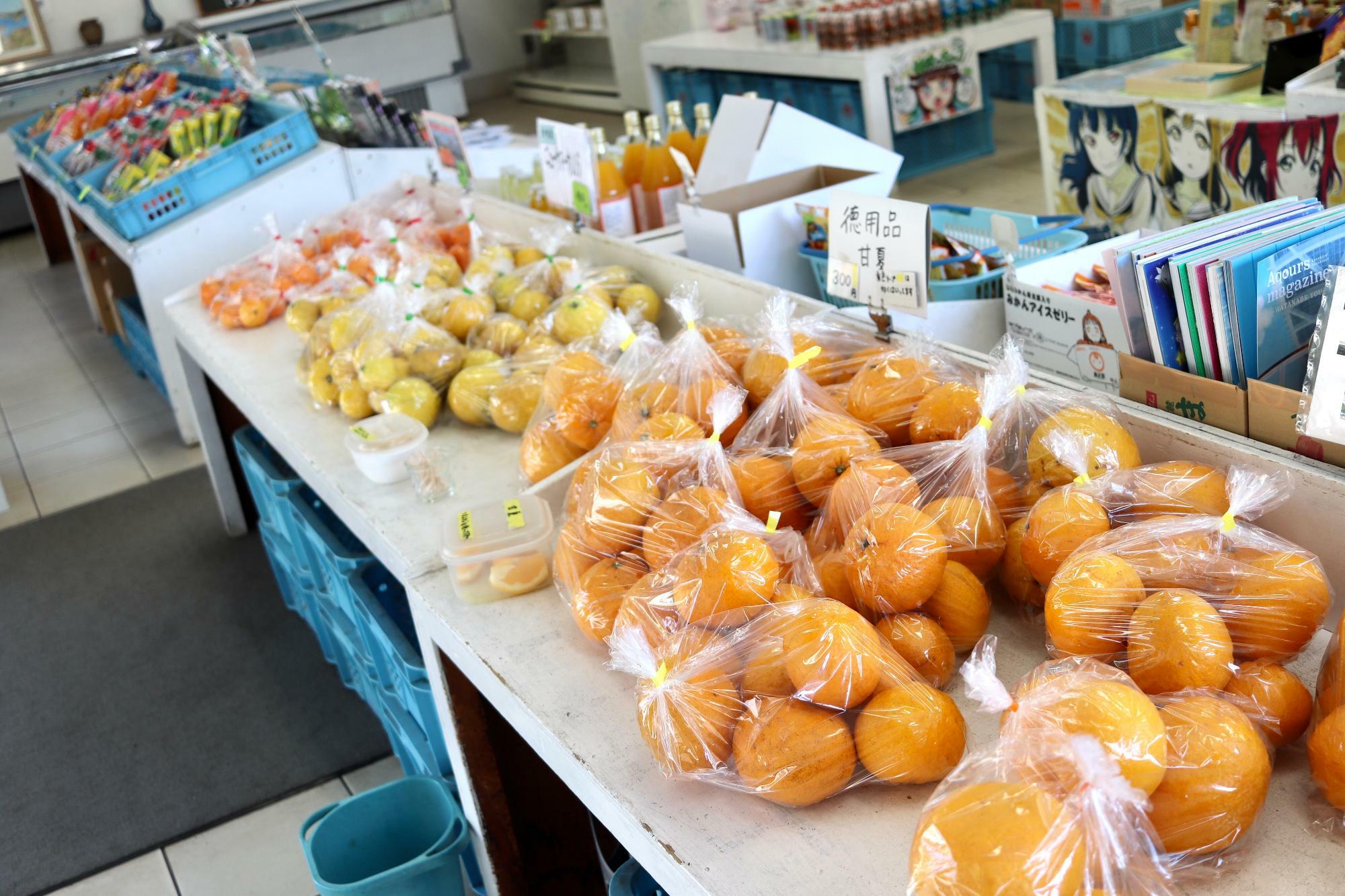 内浦・西浦地区特産の柑橘類が並びます