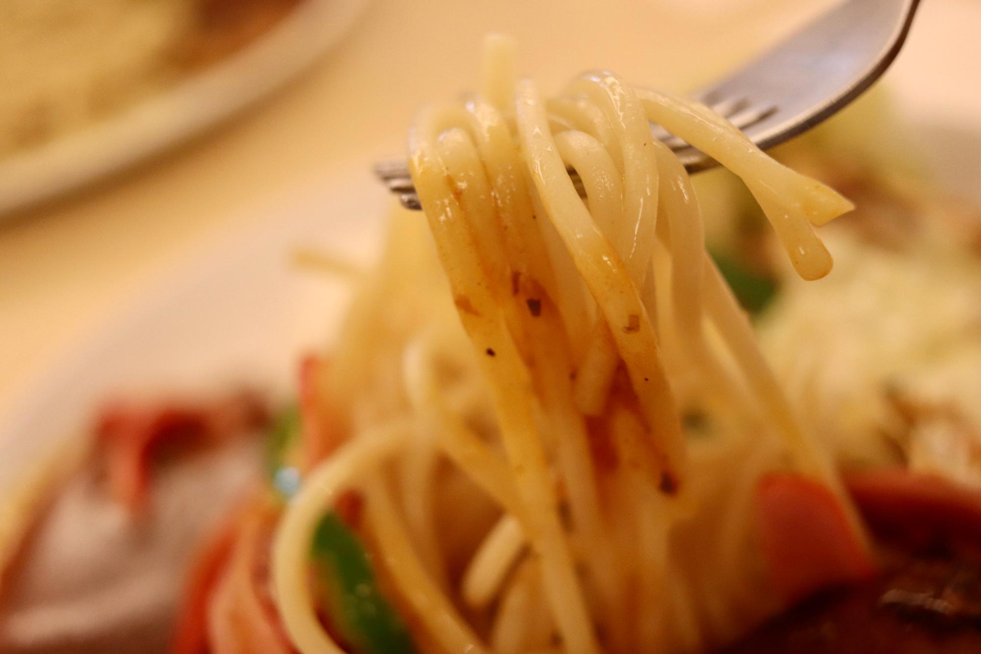 ぷりぷり麺にあんかけソースが絡みます